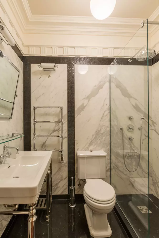 Aménagement intérieur – Salle de bain avec douche en marbre blanc – Projet Alma CTEG