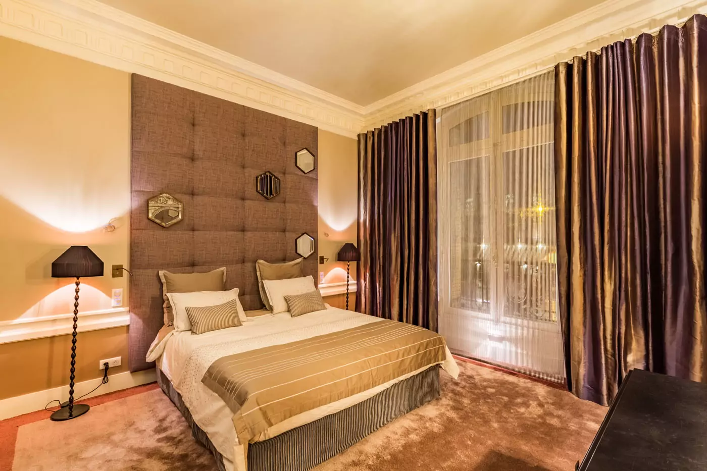 Aménagement intérieur – Chambre lumineuse avec rideaux dorés – Projet Alma CTEG