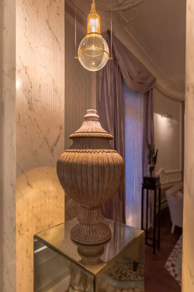 Aménagement intérieur – Détail mural avec applique classique – Projet Alma CTEG