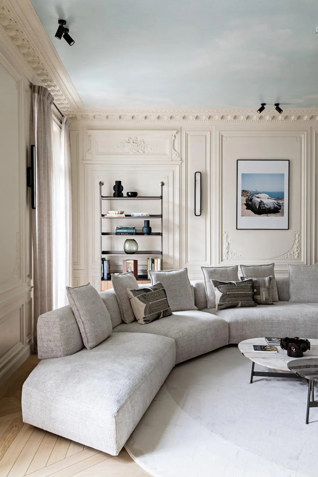 Aménagement intérieur – Salon lumineux avec canapé gris et moulures – Projet Paix CTEG