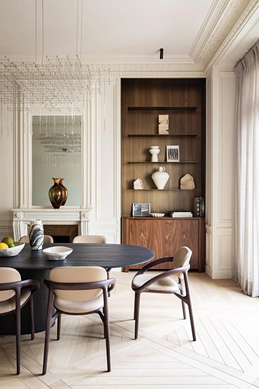 Aménagement intérieur – Bibliothèque intégrée avec table en bois – Projet Paix CTEG