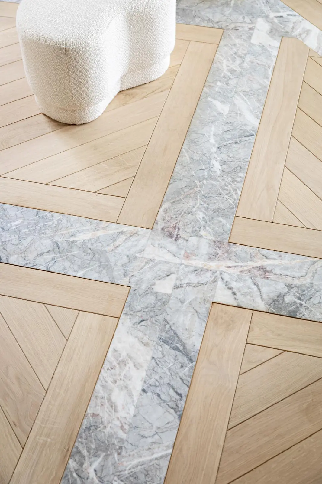 Aménagement intérieur – Détail de parquet en chevrons – Projet Paix CTEG