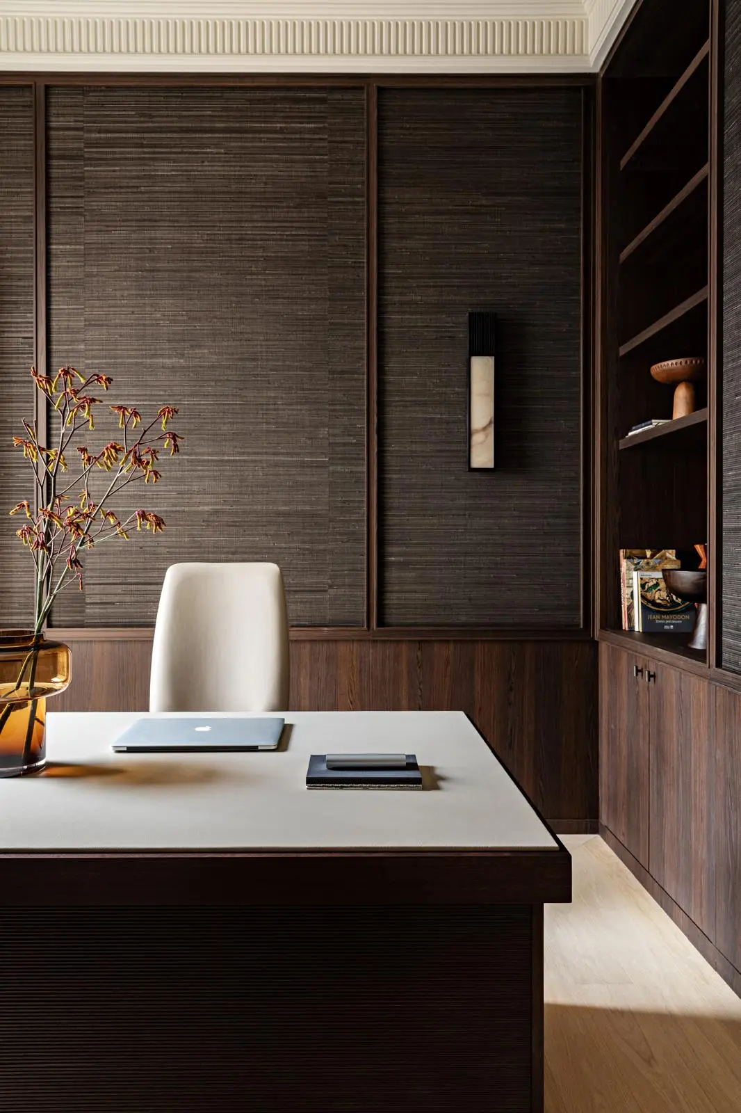 Aménagement intérieur – Salle de bain avec vasque blanche et miroir rond – Projet Paix CTEG
