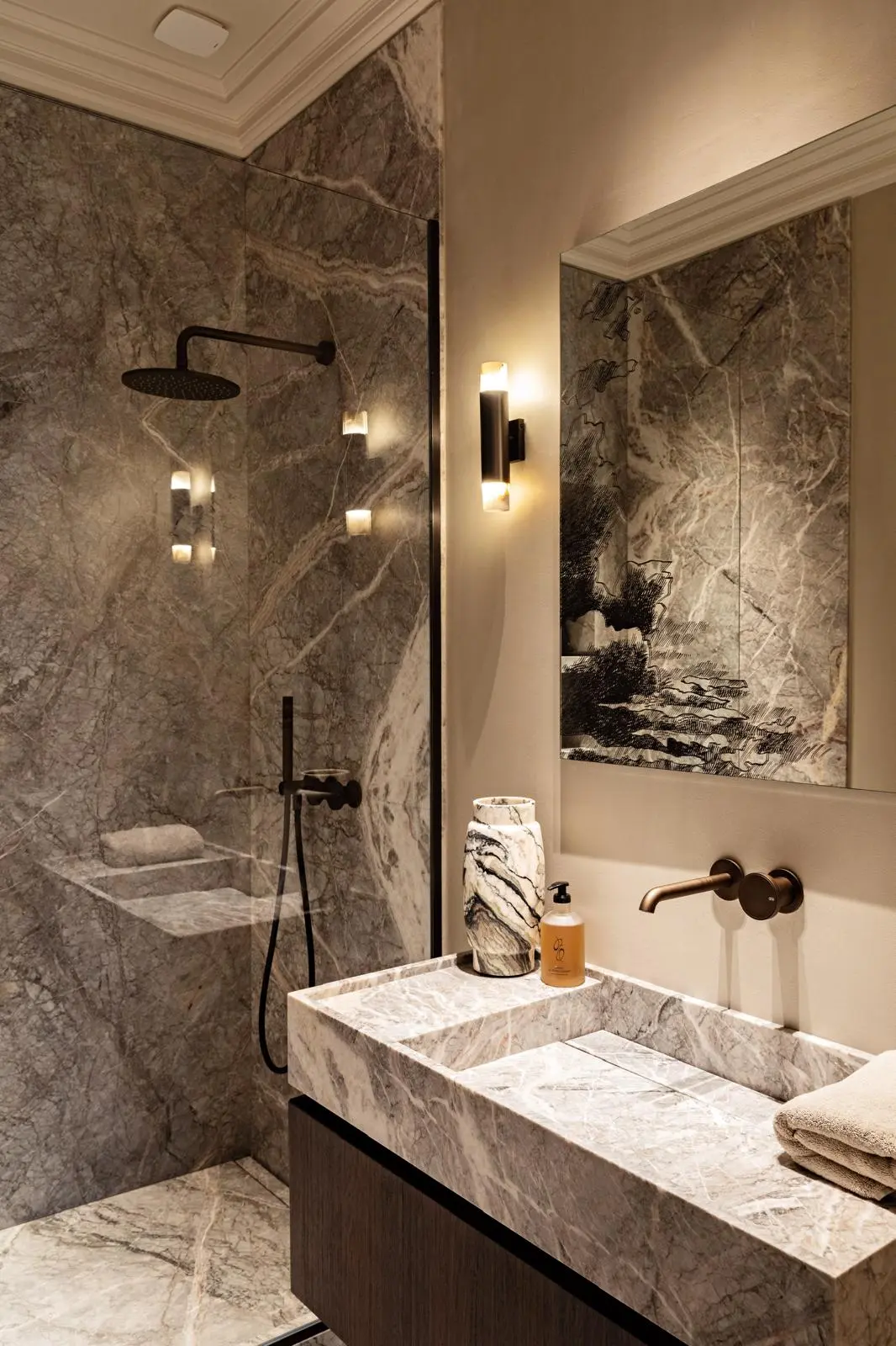 Aménagement intérieur – Salle de bain moderne en marbre beige – Projet