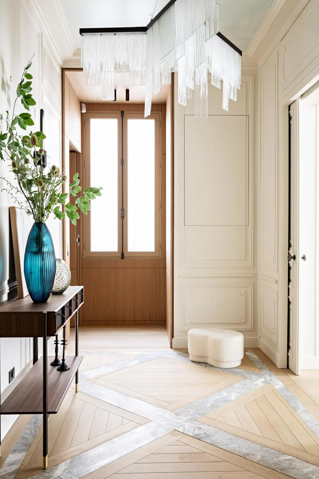 Aménagement intérieur – Entrée élégante avec parquet et miroir – Projet Paix CTEG