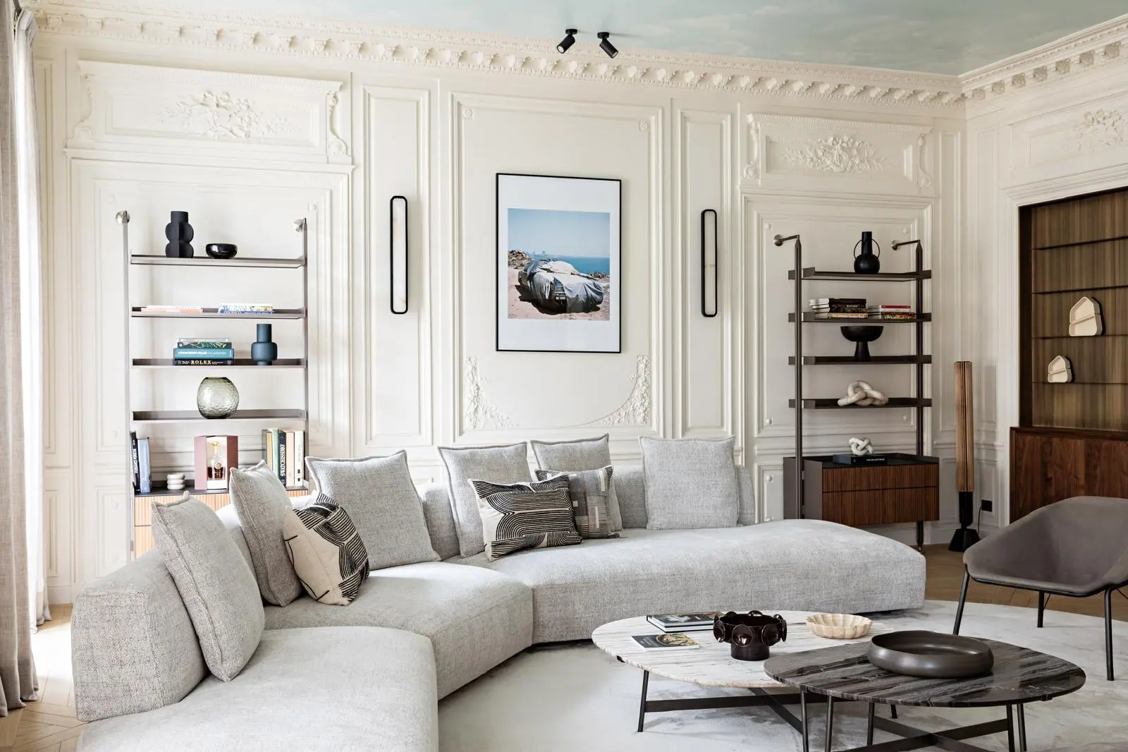 Aménagement intérieur – Salon raffiné avec moulures et fauteuils clairs – Projet Paix CTEG