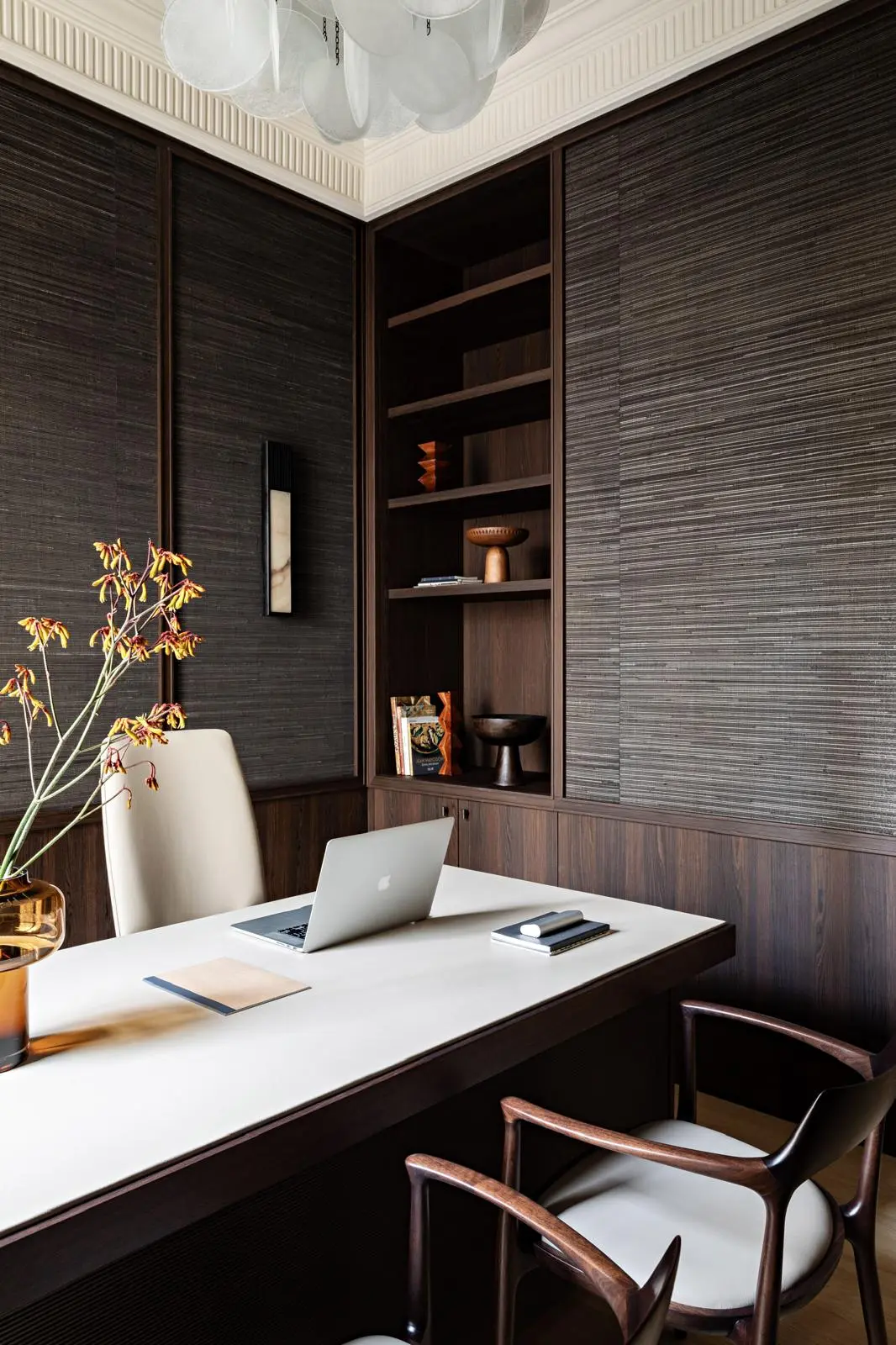 Aménagement intérieur – Bureau élégant avec bois sombre – Projet Paix CTEG