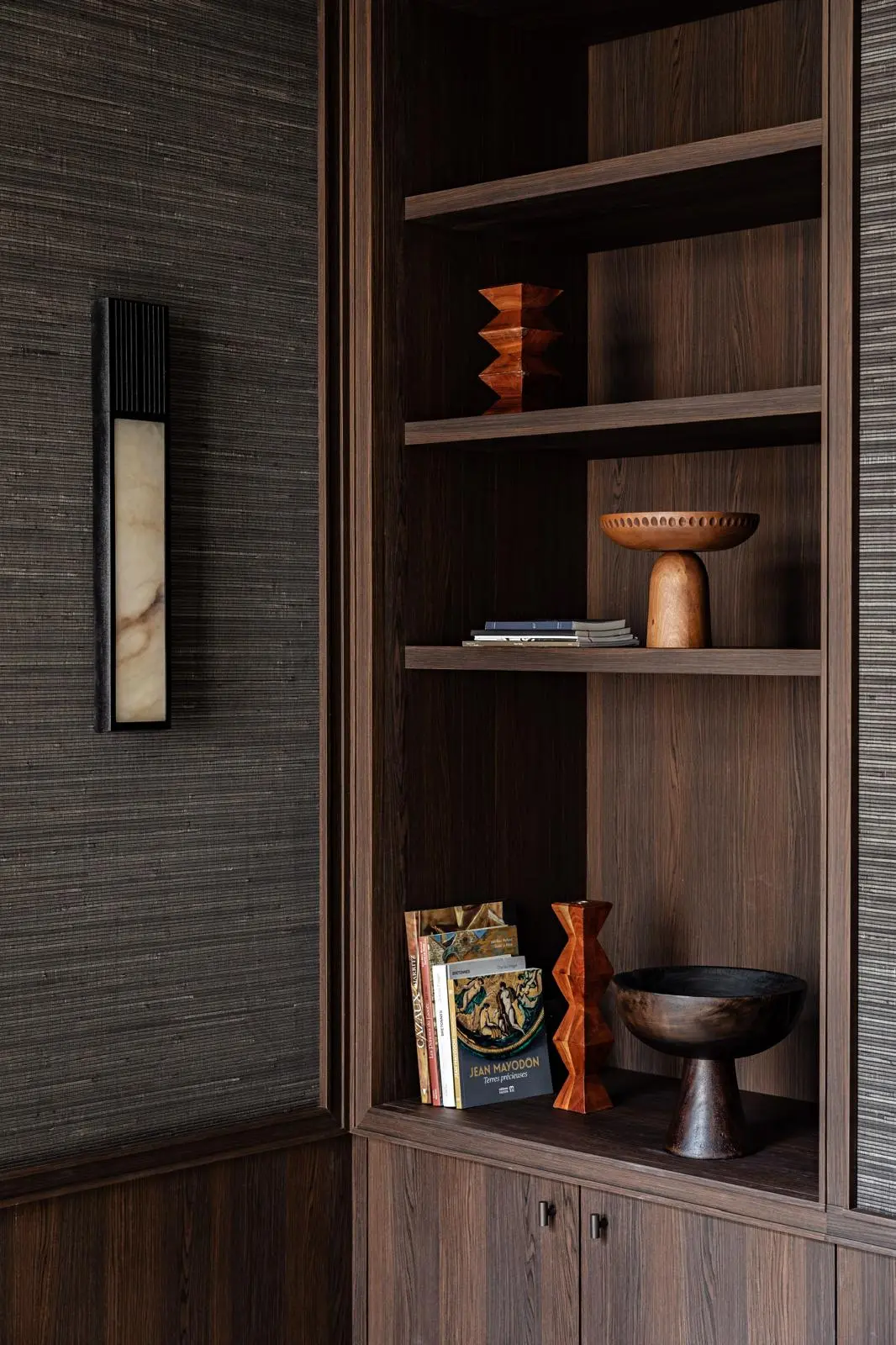 Aménagement intérieur – Coin bibliothèque en bois avec éclairage intégré – Projet Paix CTEG