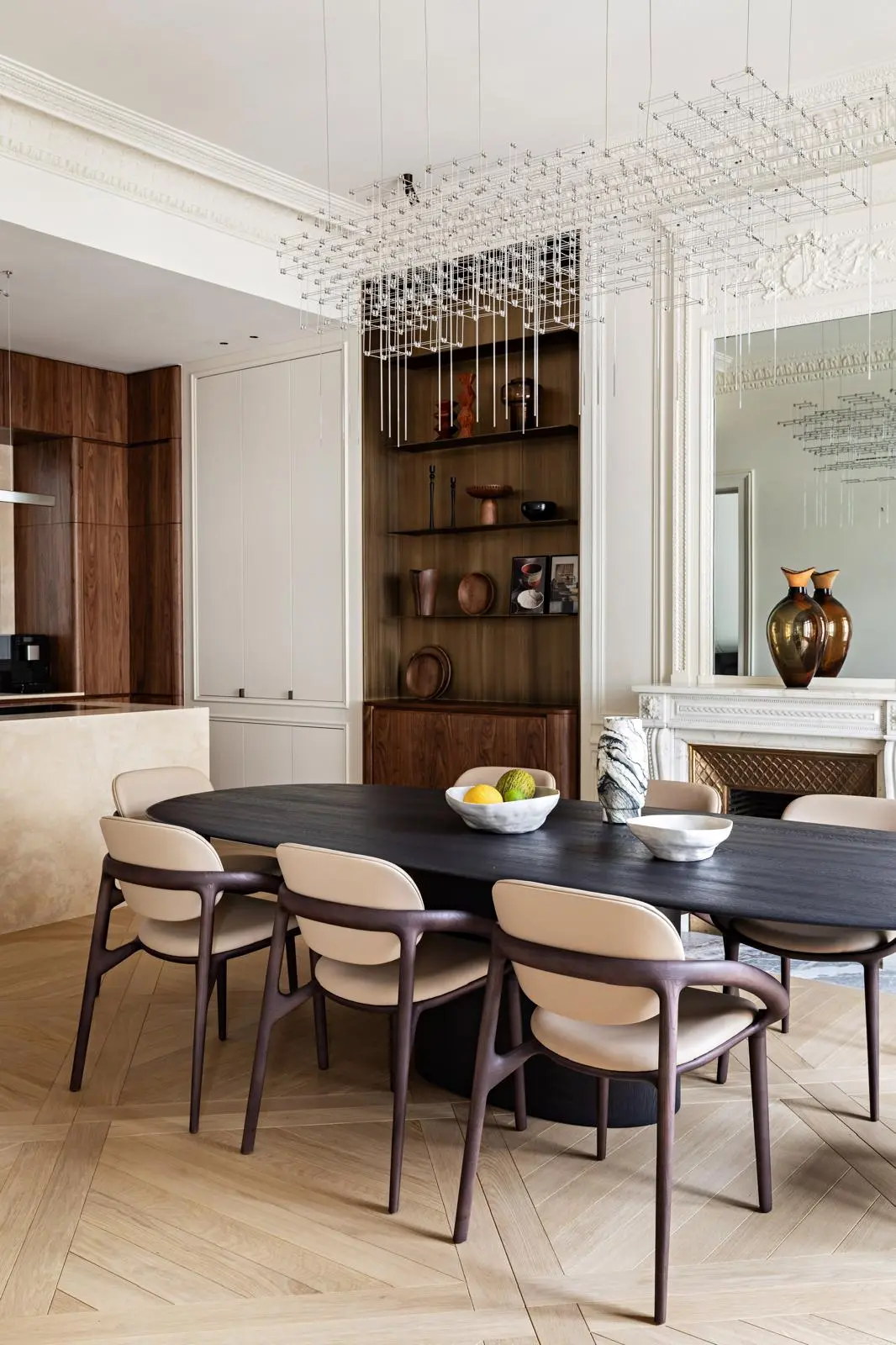 Aménagement intérieur – Salle à manger contemporaine avec table bois clair – Projet Paix CTEG