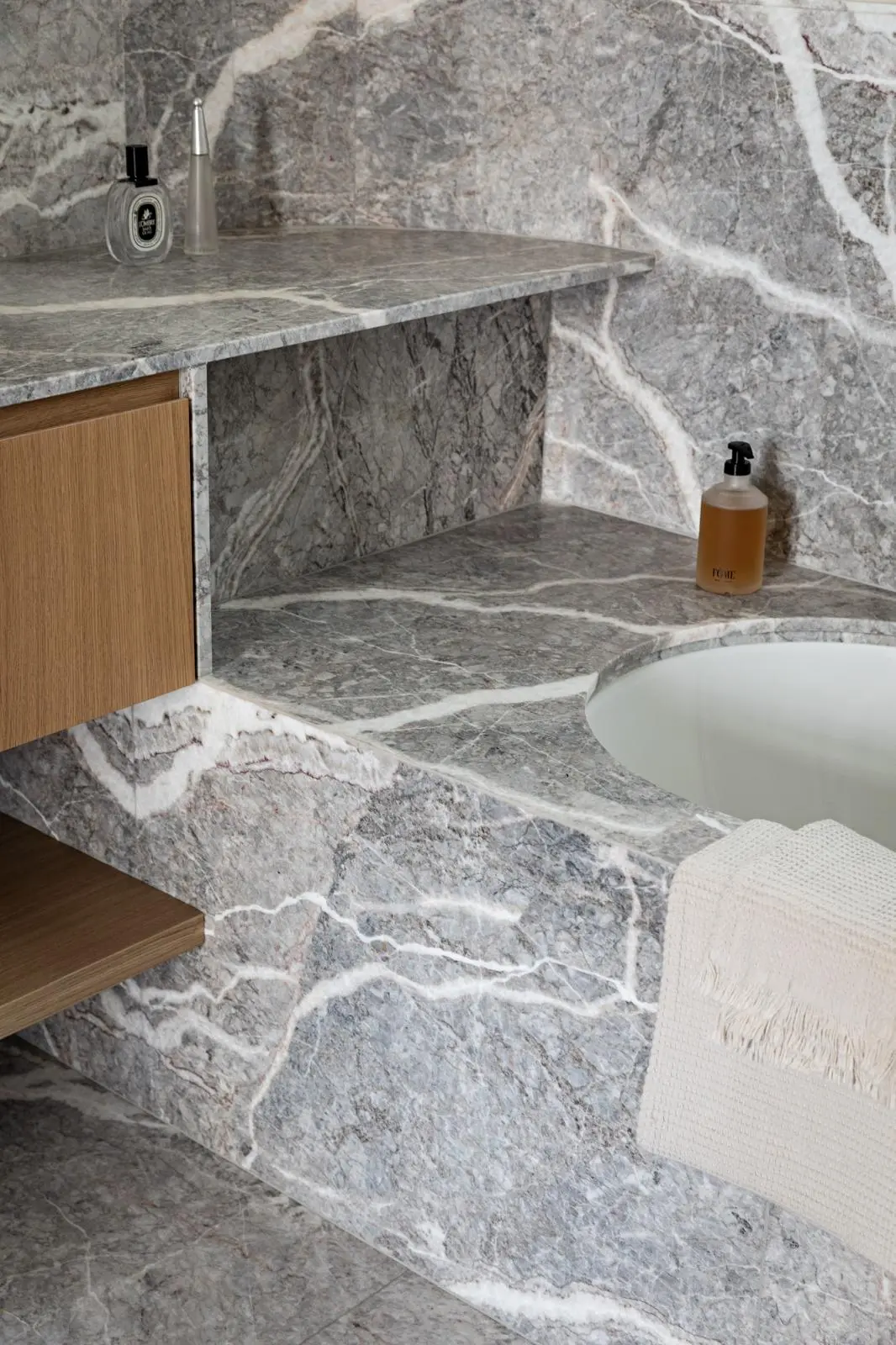 Aménagement intérieur – Salle de bain contemporaine avec carrelage gris – Projet Paix CTEG