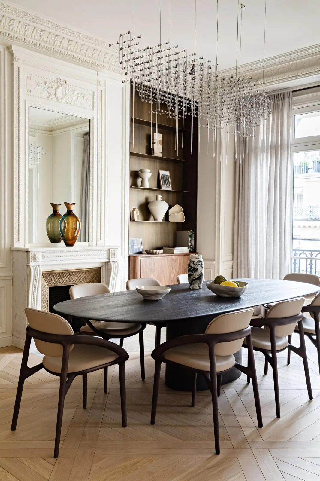 Aménagement intérieur – Salon haussmannien avec moulures et canapé – Projet Paix CTEG