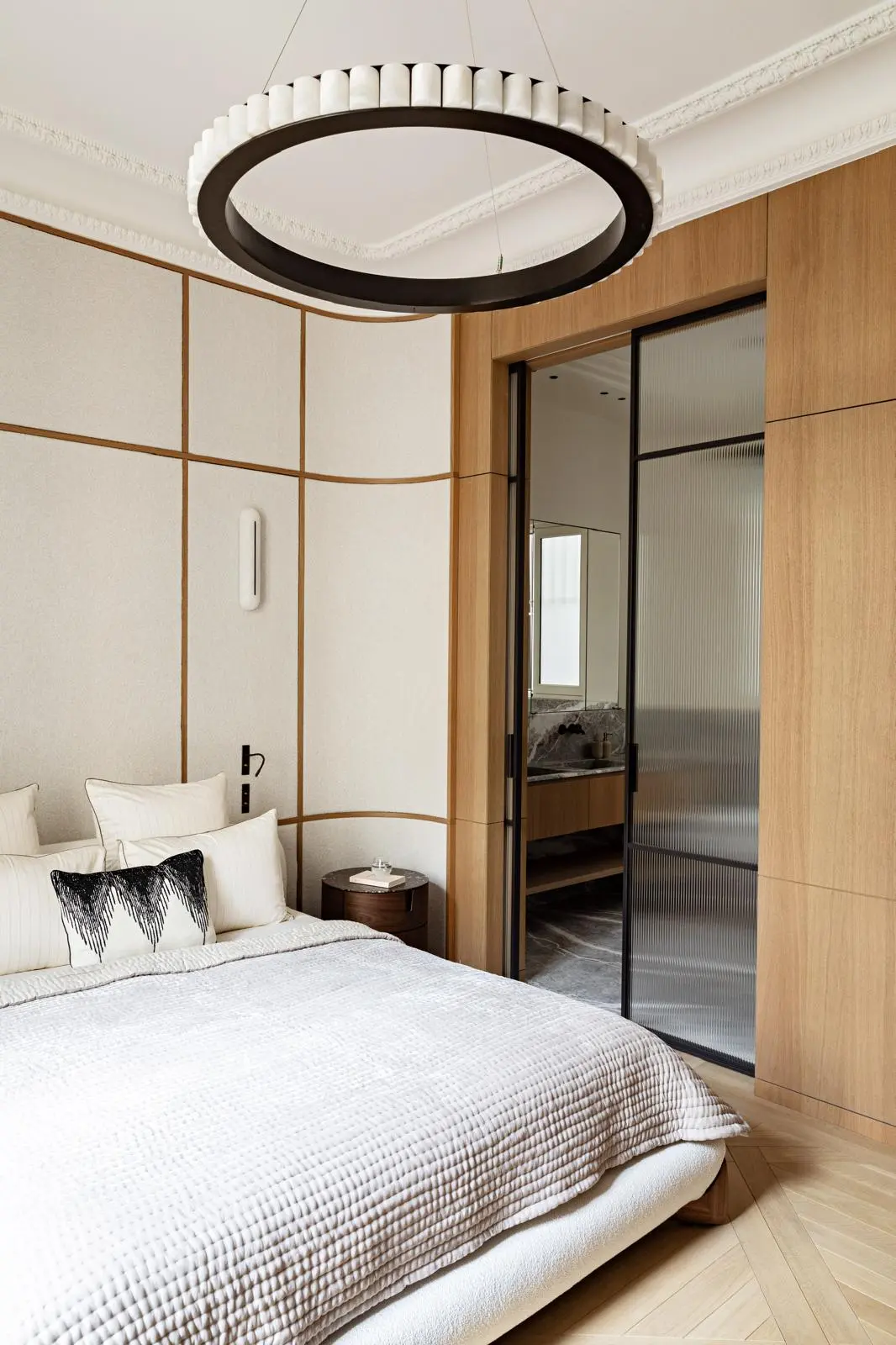 Aménagement intérieur – Chambre contemporaine avec lit et suspensions modernes – Projet Paix CTEG