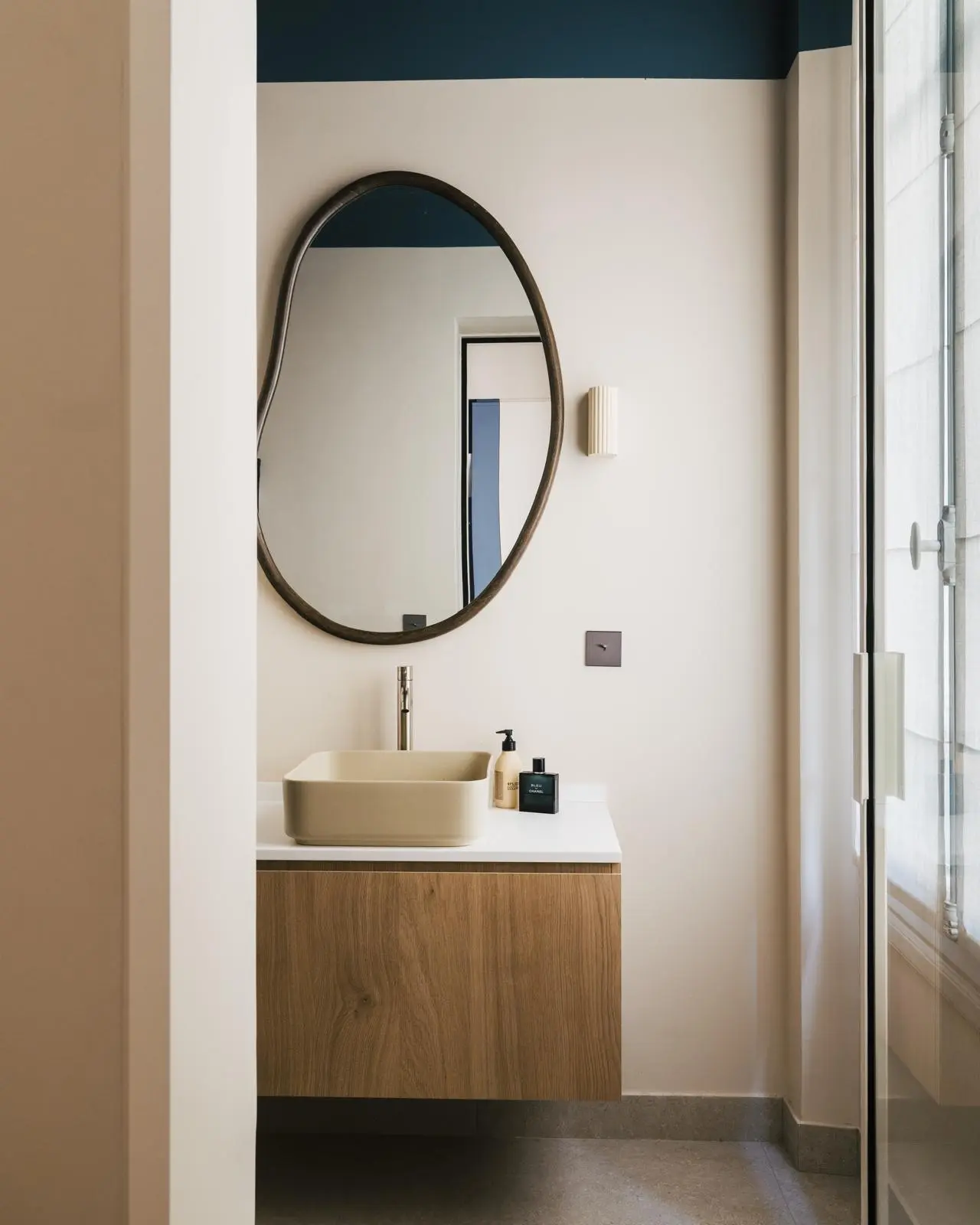 Aménagement intérieur – Salle de bain avec vasque blanche et miroir rond – Projet Invalides CTEG