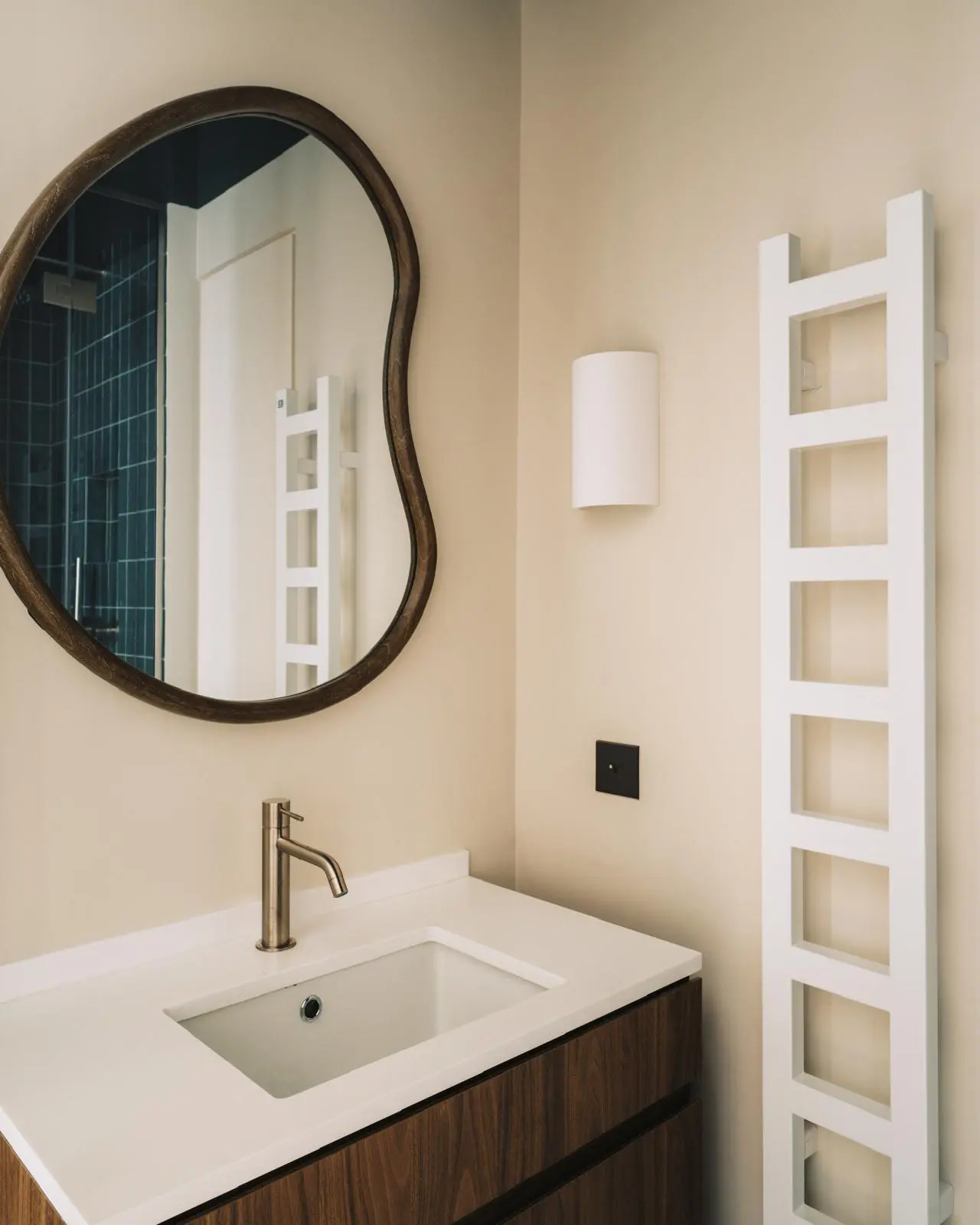 Aménagement intérieur – Salle de bain avec miroir rond et meuble bois – Projet Invalides CTEG
