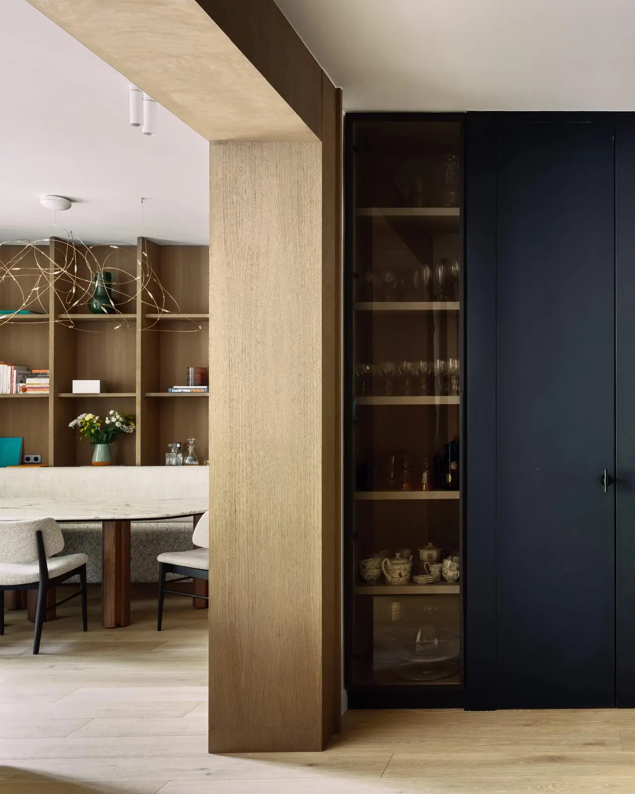 Aménagement intérieur – Cuisine design avec armoires foncées – Projet Invalides CTEG