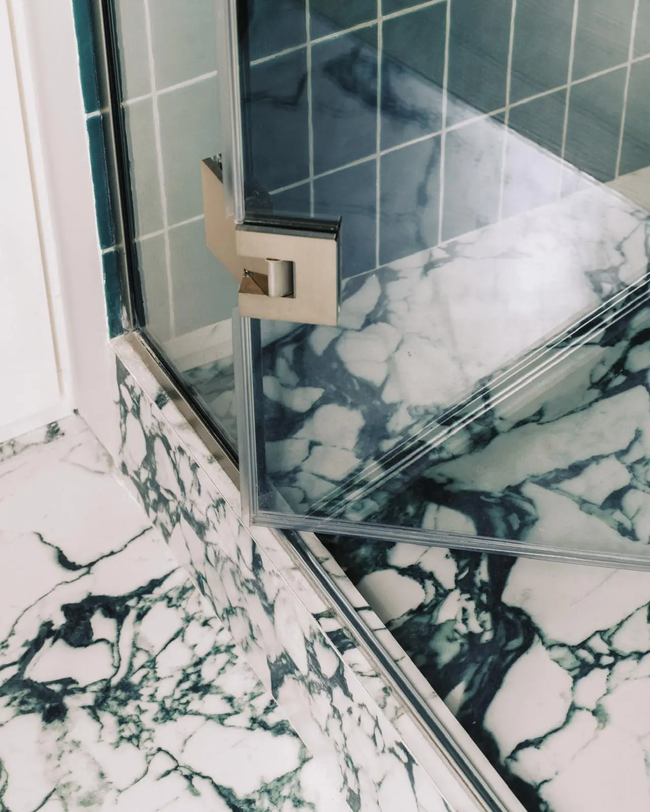 Aménagement intérieur – Salle de bain avec douche en marbre – Projet Invalides CTEG