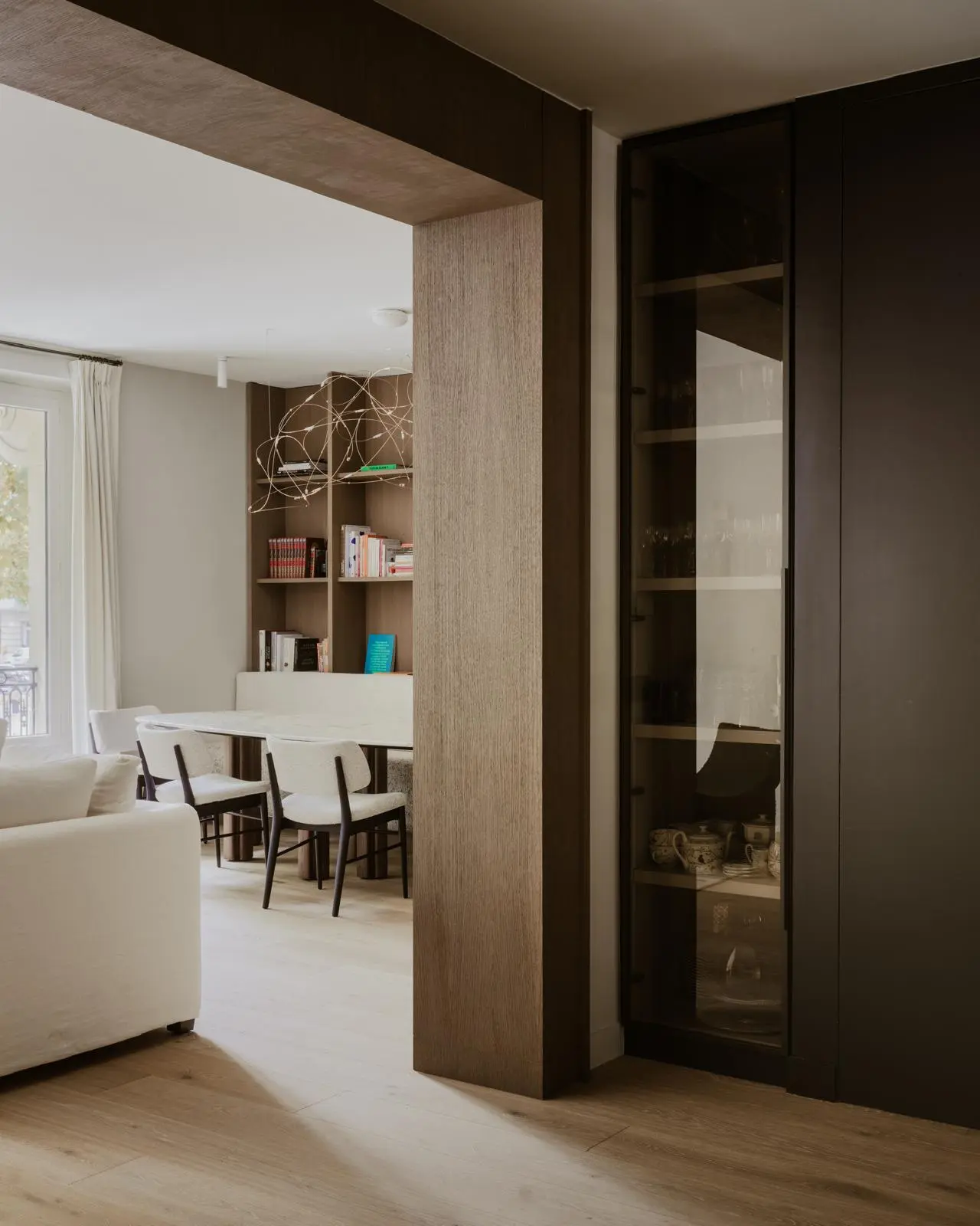 Aménagement intérieur – Salon ouvert avec mobilier bois – Projet Invalides CTEG
