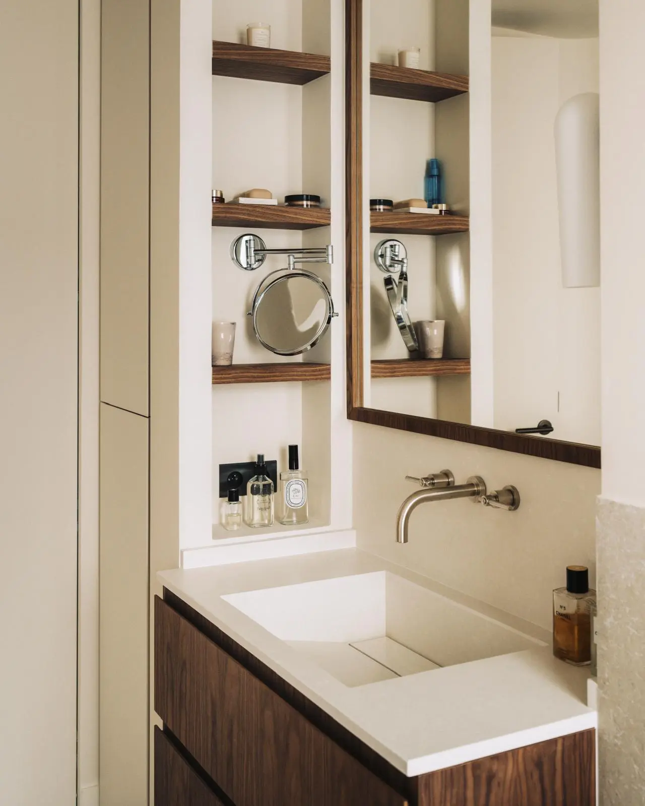 Aménagement intérieur – Salle de bain moderne avec miroir rétro-éclairé – Projet Invalides CTEG