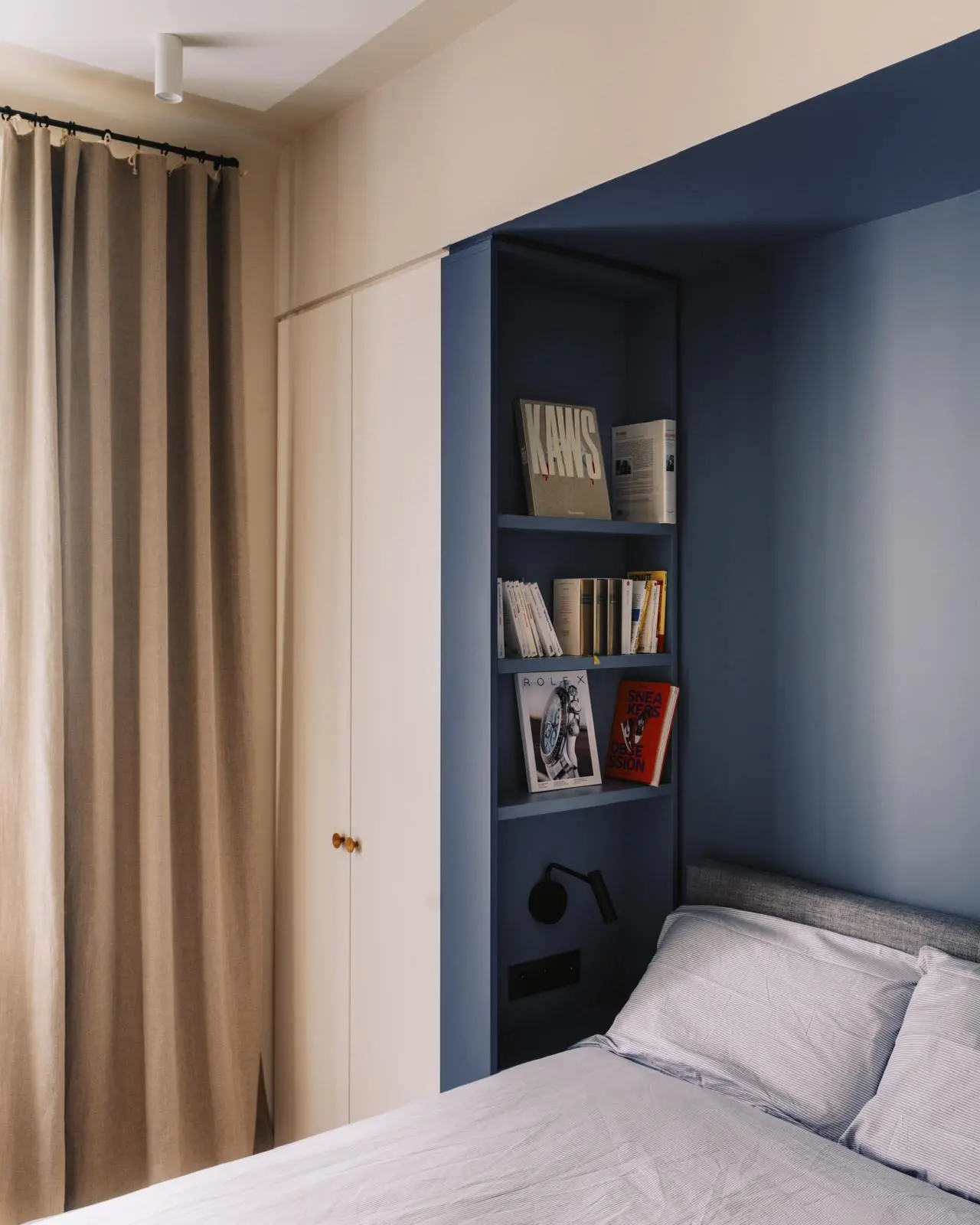 Aménagement intérieur – Chambre avec rideaux clairs et tête de lit – Projet Invalides CTEG