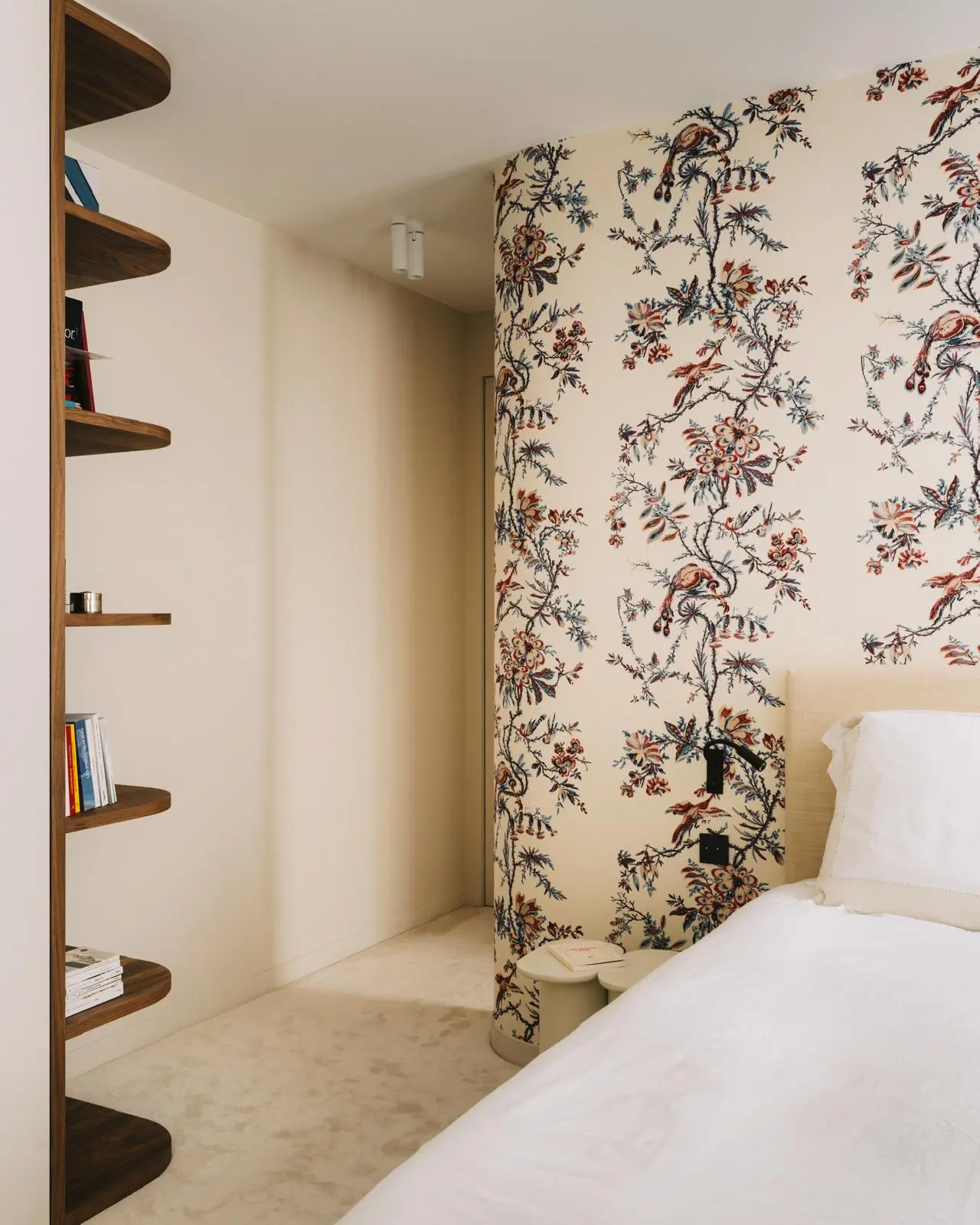 Aménagement intérieur – Chambre avec tête de lit fleurie – Projet Invalides CTEG