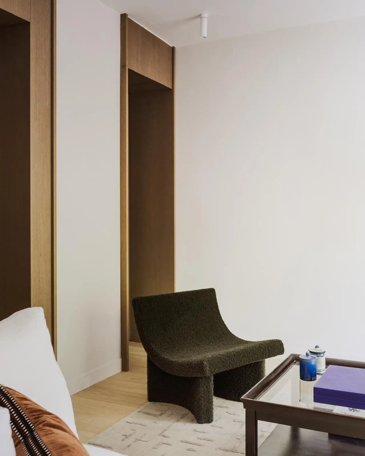 Aménagement intérieur – Bureau minimaliste avec chaise noire – Projet Invalides CTEG