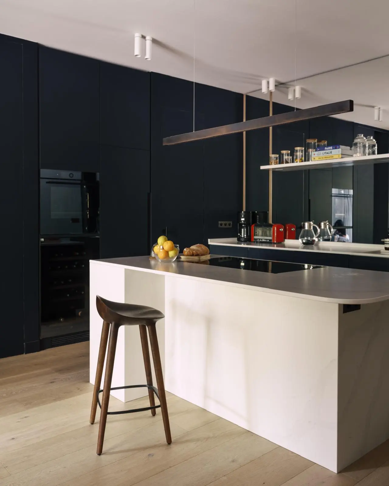 Aménagement intérieur – Cuisine moderne avec bar et tabourets – Projet Invalides CTEG