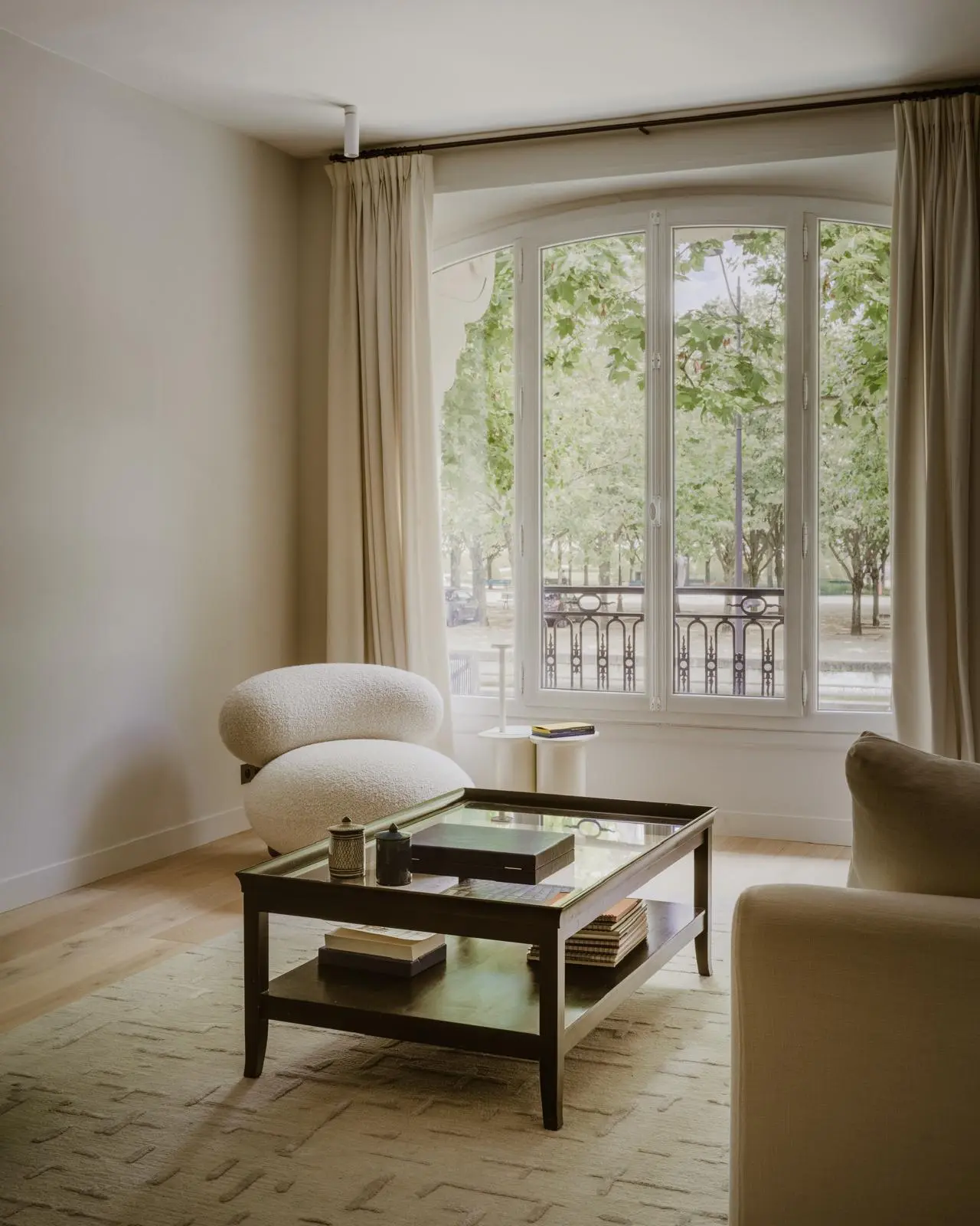 Aménagement intérieur – Pièce lumineuse avec fauteuil près d’une fenêtre – Projet Invalides CTEG