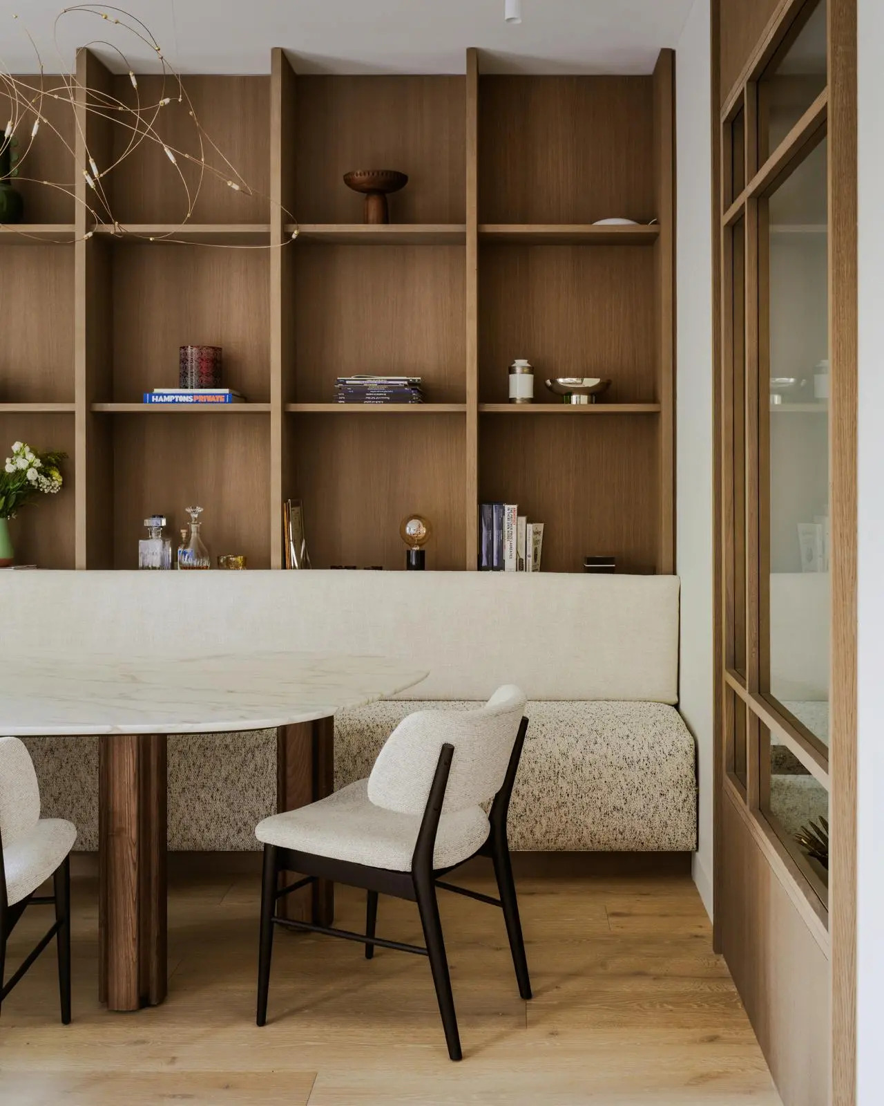 Aménagement intérieur – Coin repas avec table et chaises bois – Projet Invalides CTEG