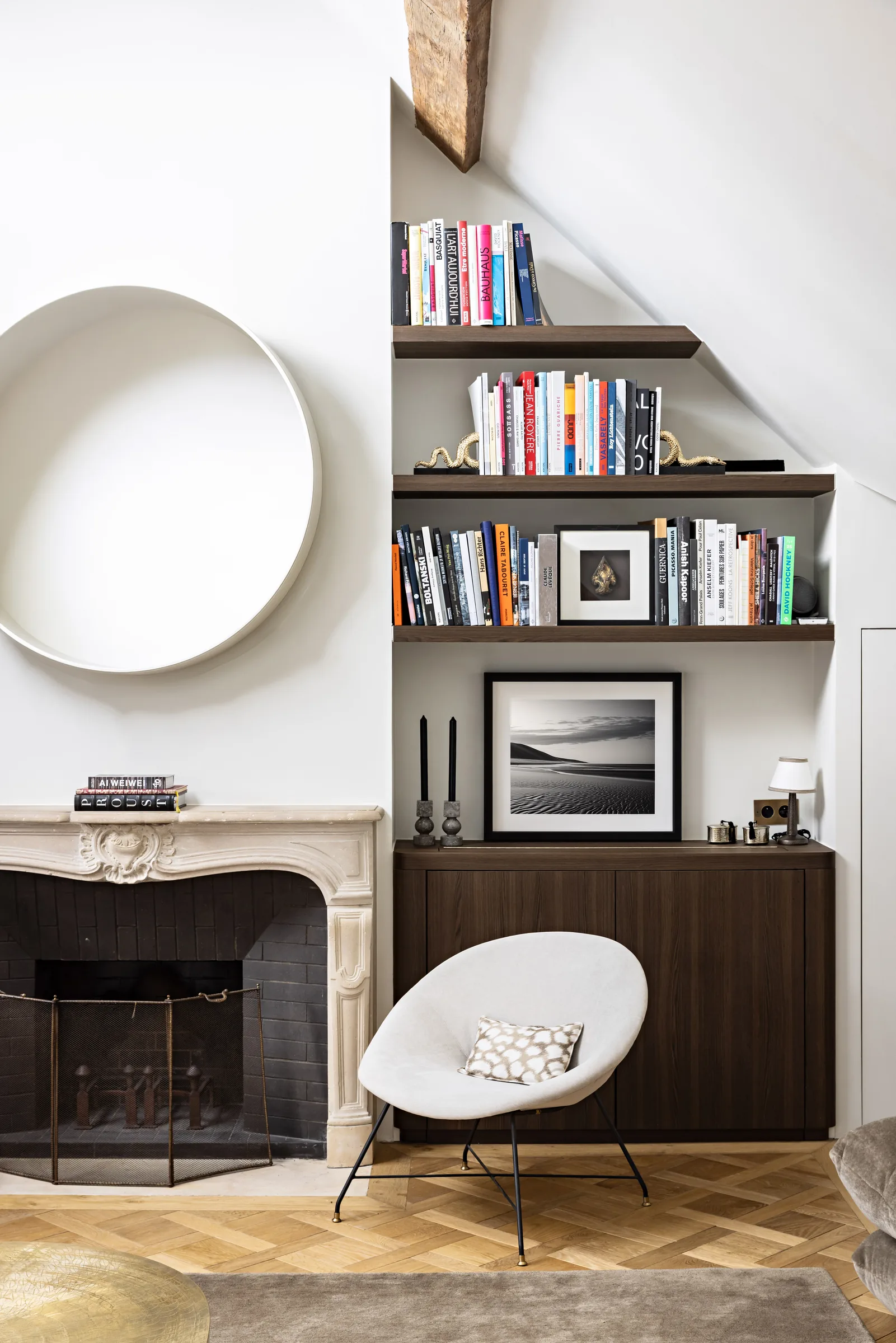 Coin salon avec cheminée en marbre et bibliothèque sur mesure, appartement haussmannien Saint-Germain, Paris