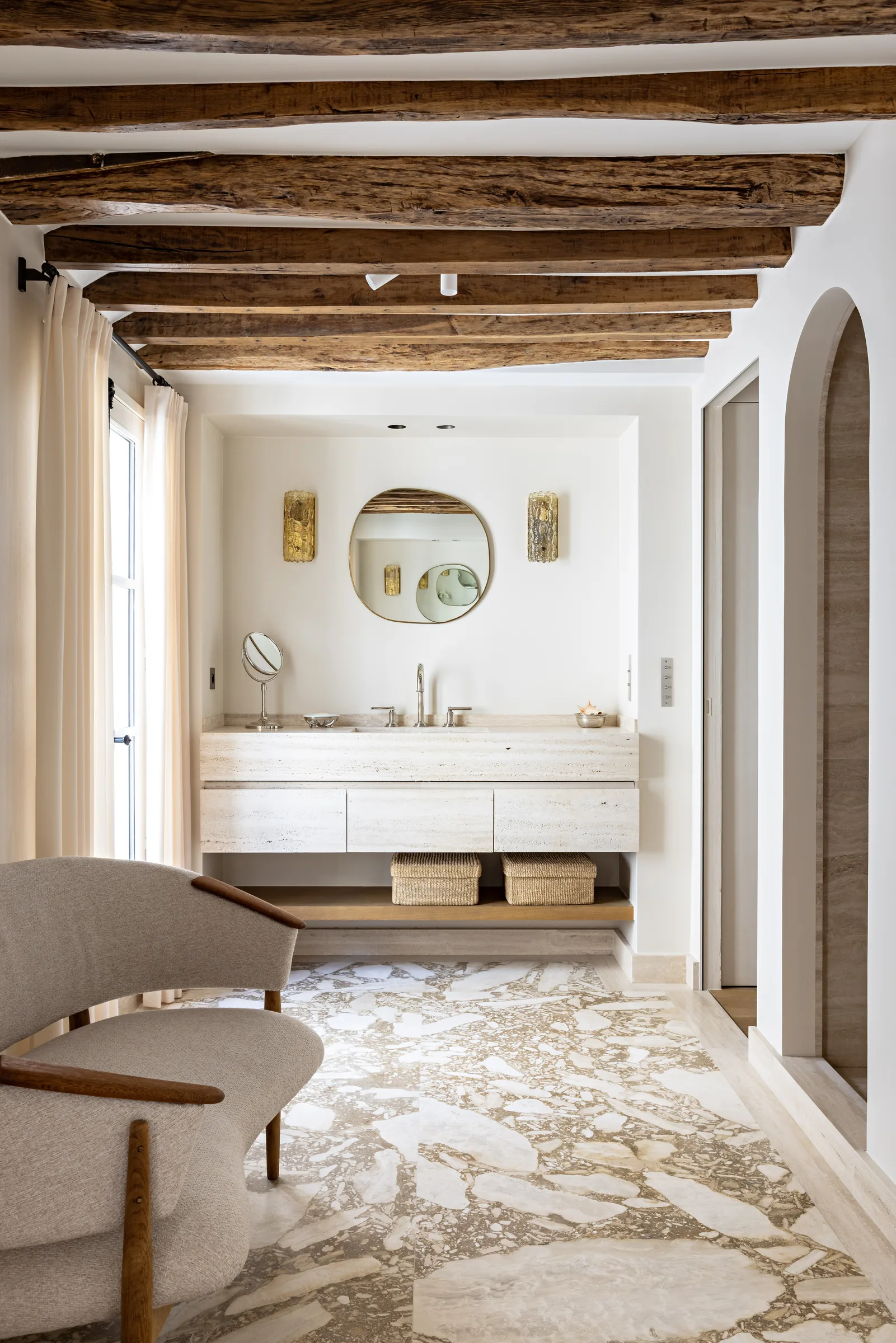 Salle de bains avec double vasque et poutres apparentes, rénovation d'appartement Saint-Germain, Paris