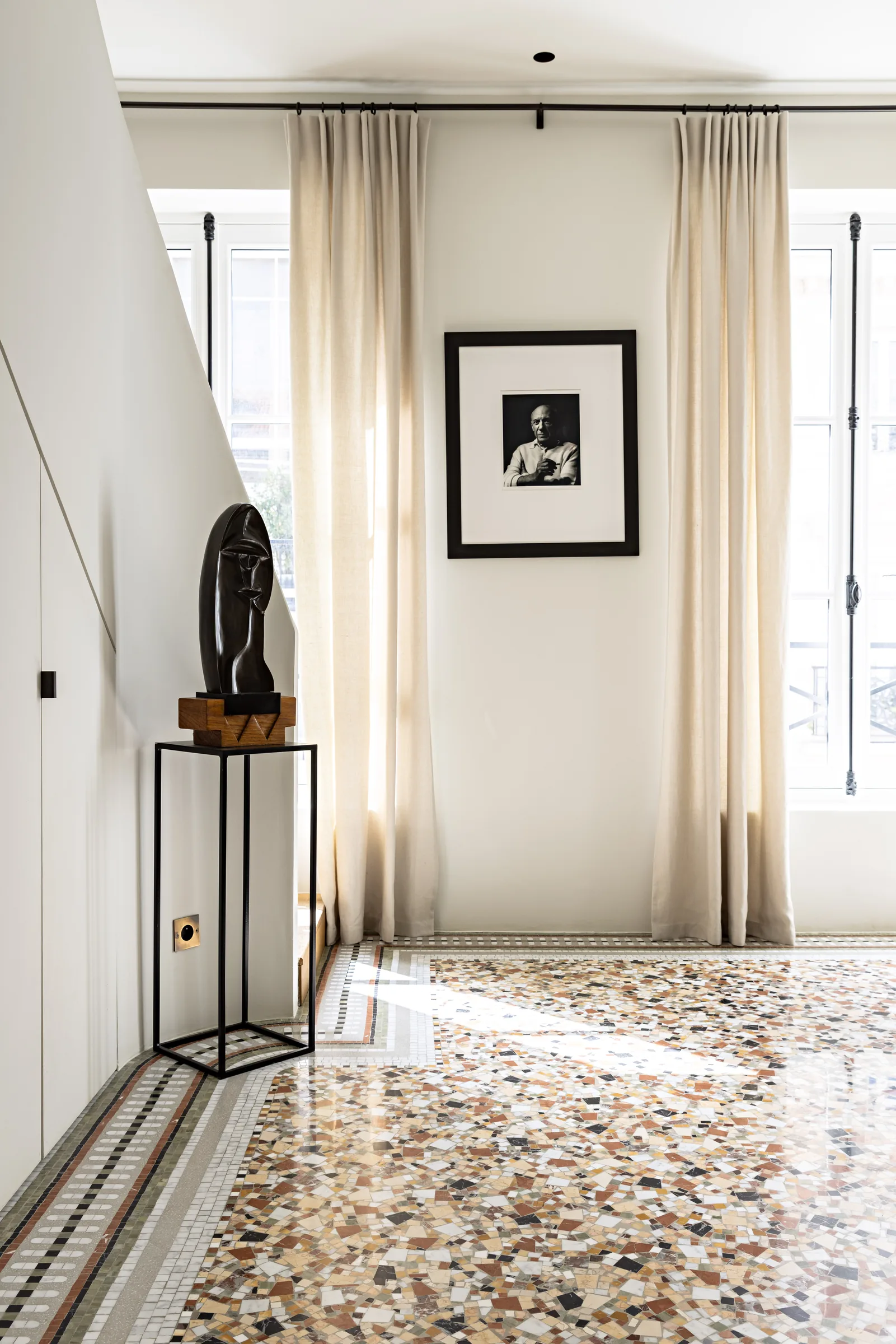 Entrée d'un appartement haussmannien rénové au sol en terrazzo, projet Saint-Germain à Paris par CETEG