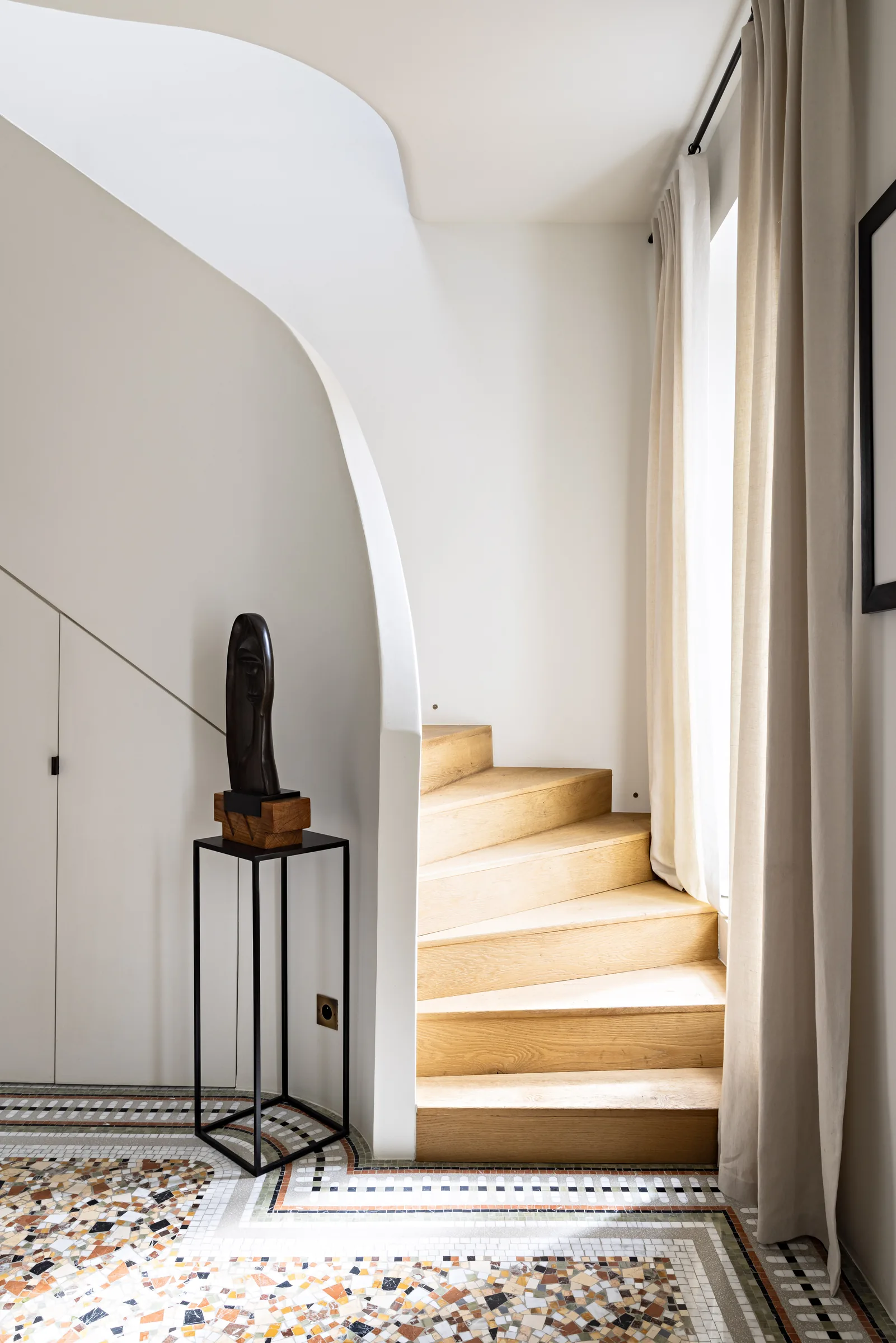 Escalier sur mesure en bois et terrazzo, rénovation d'appartement haut de gamme à Saint-Germain, Paris