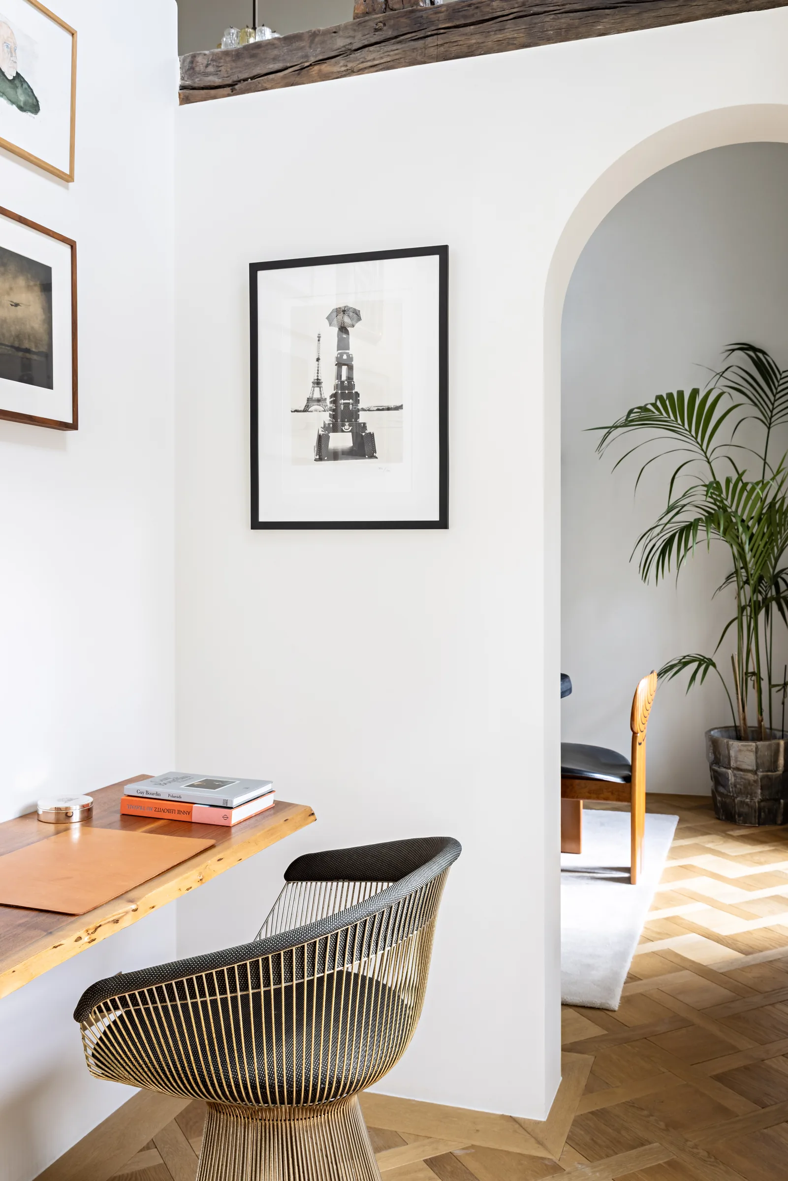 Bureau aménagé sous arche avec assise design, rénovation sur mesure à Saint-Germain, Paris