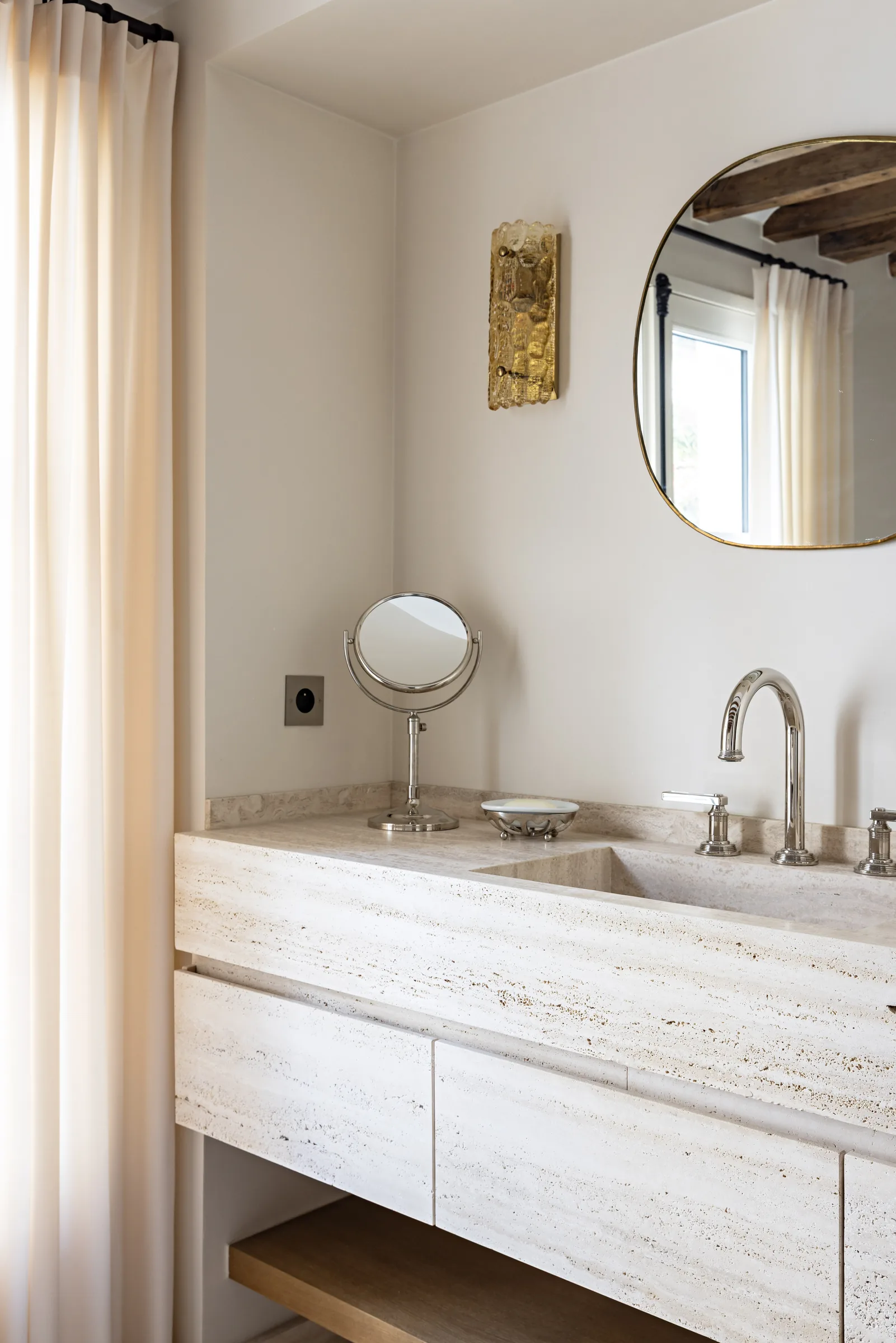 Plan vasque en pierre dans une salle de bains, rénovation haut de gamme Saint-Germain, Paris par CETEG