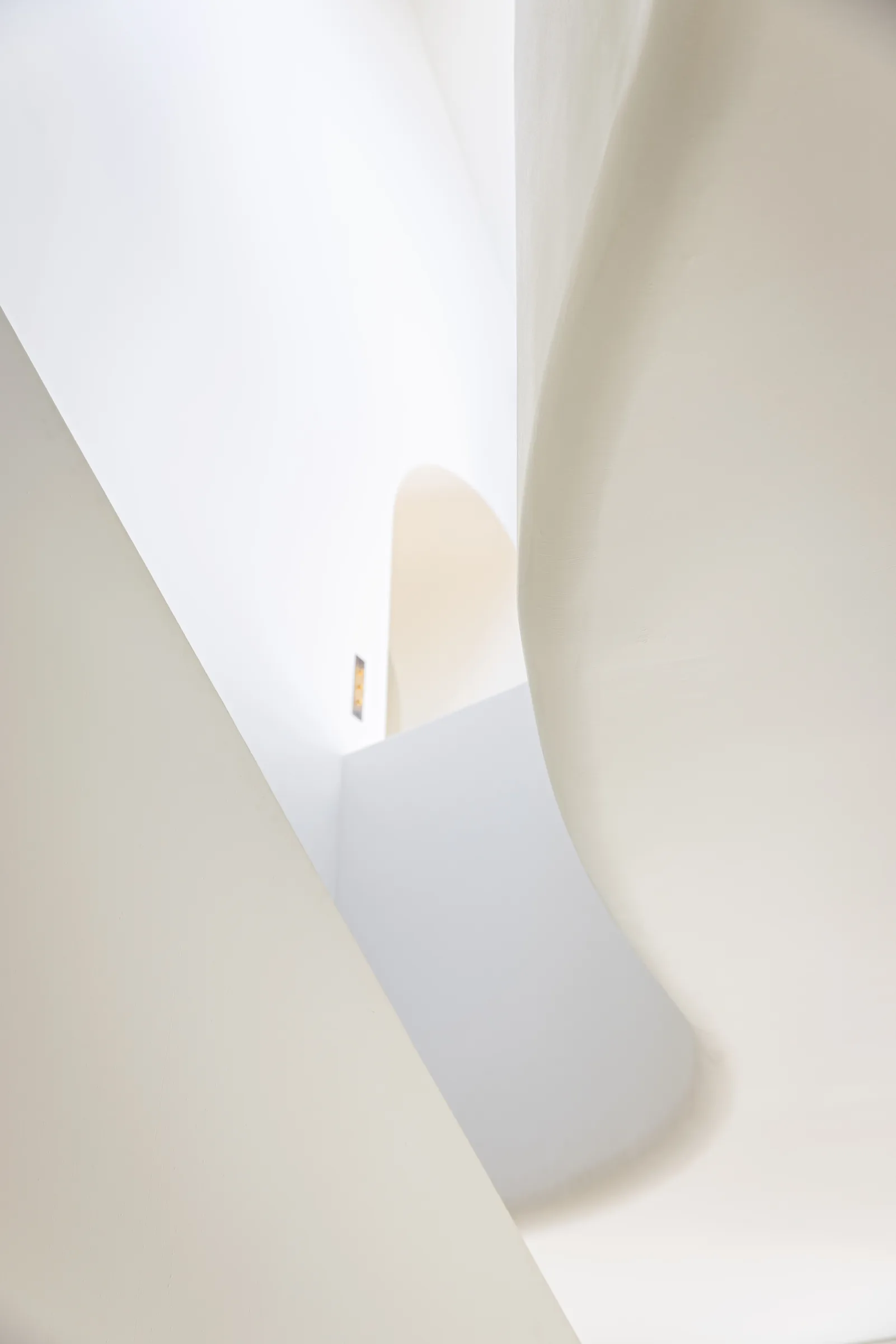 Détail architectural d'un escalier sculptural en plâtre, rénovation haut de gamme Saint-Germain, Paris