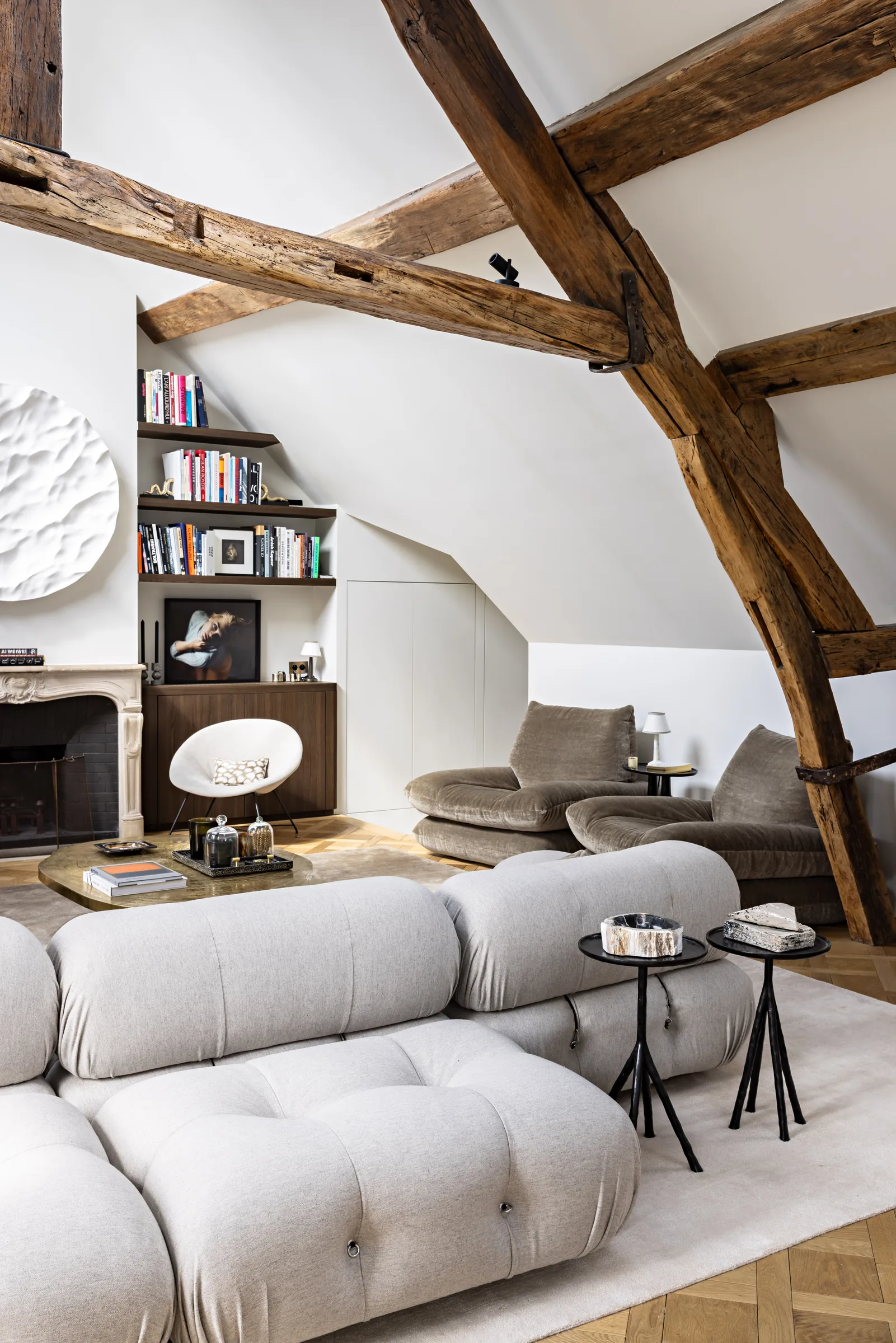 Séjour avec poutres apparentes et bibliothèque intégrée, rénovation haut de gamme Saint-Germain, Paris
