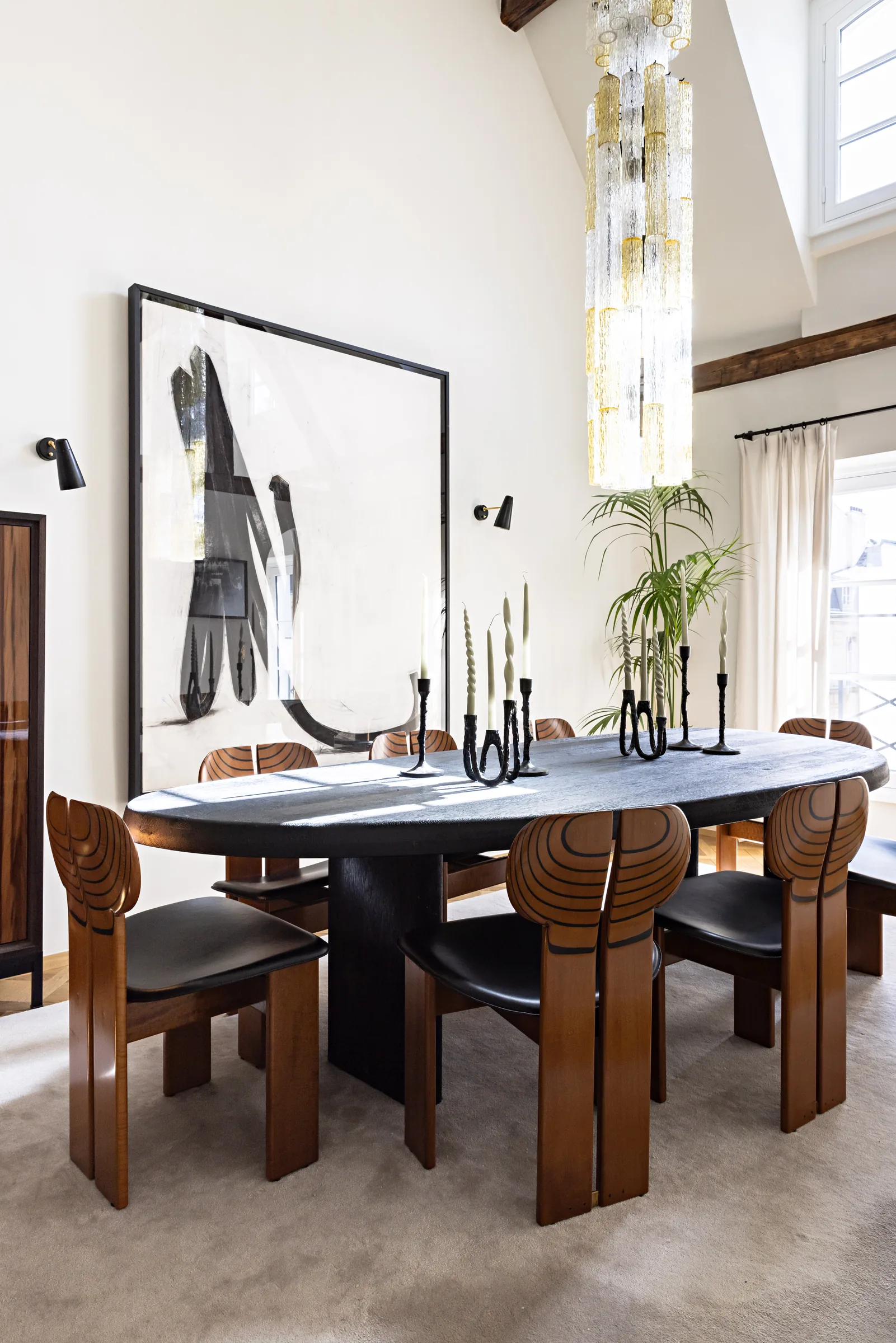 Salle à manger avec table en bois et œuvre d'art, appartement haussmannien rénové Saint-Germain, Paris