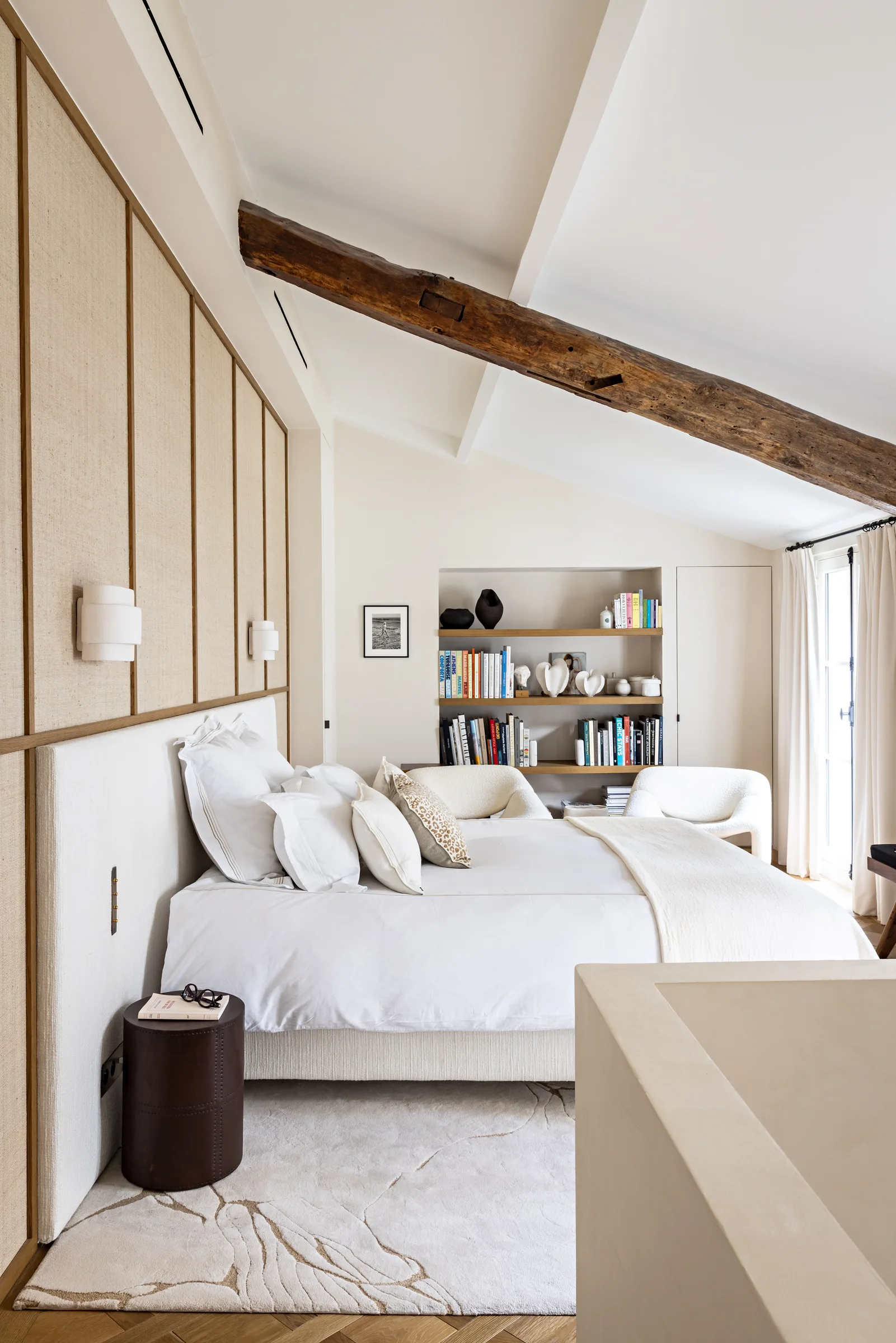 Chambre sous combles avec poutres apparentes, rénovation Saint-Germain, Paris