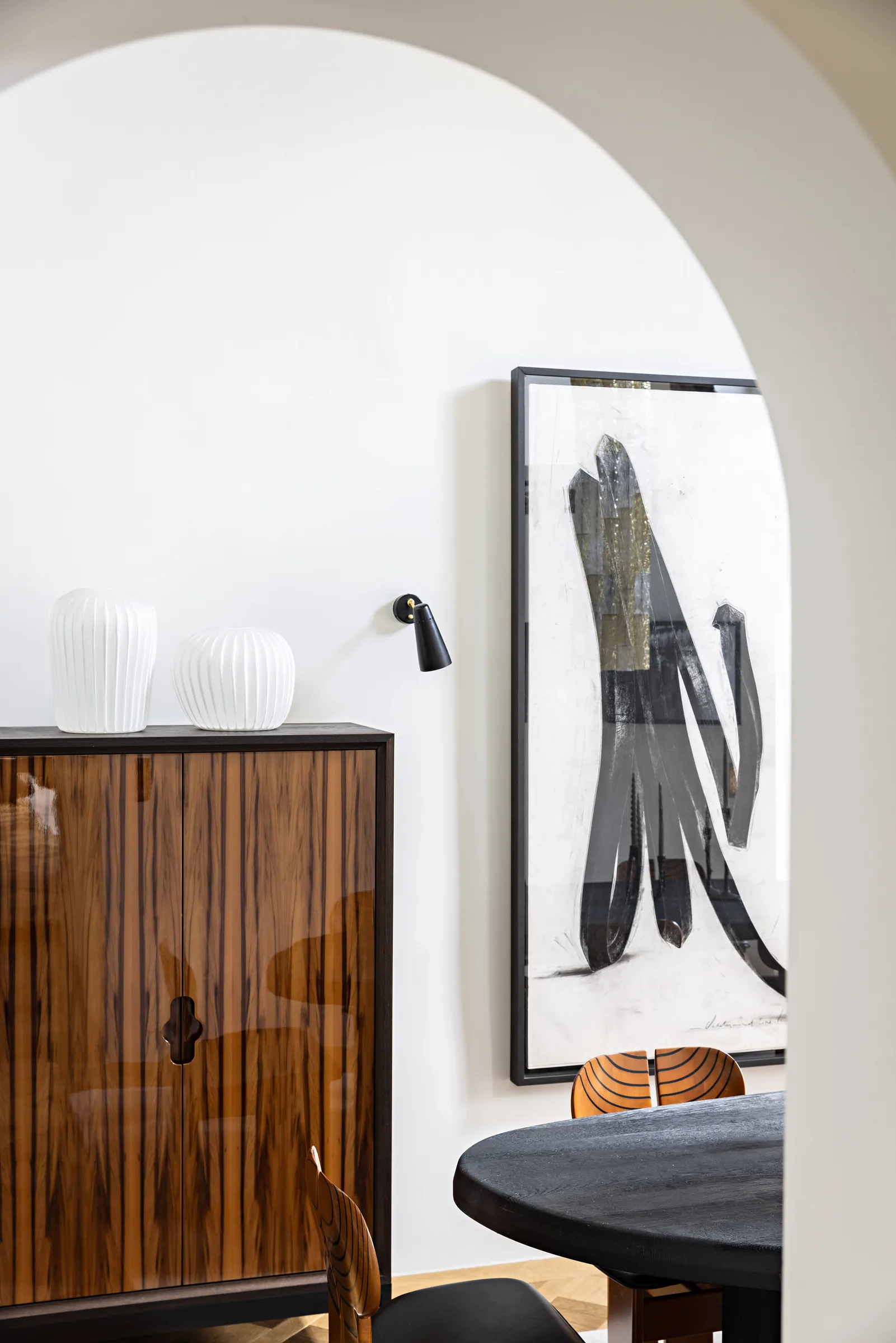 Coin salon avec meuble en bois et œuvre contemporaine, appartement haussmannien rénové Saint-Germain, Paris