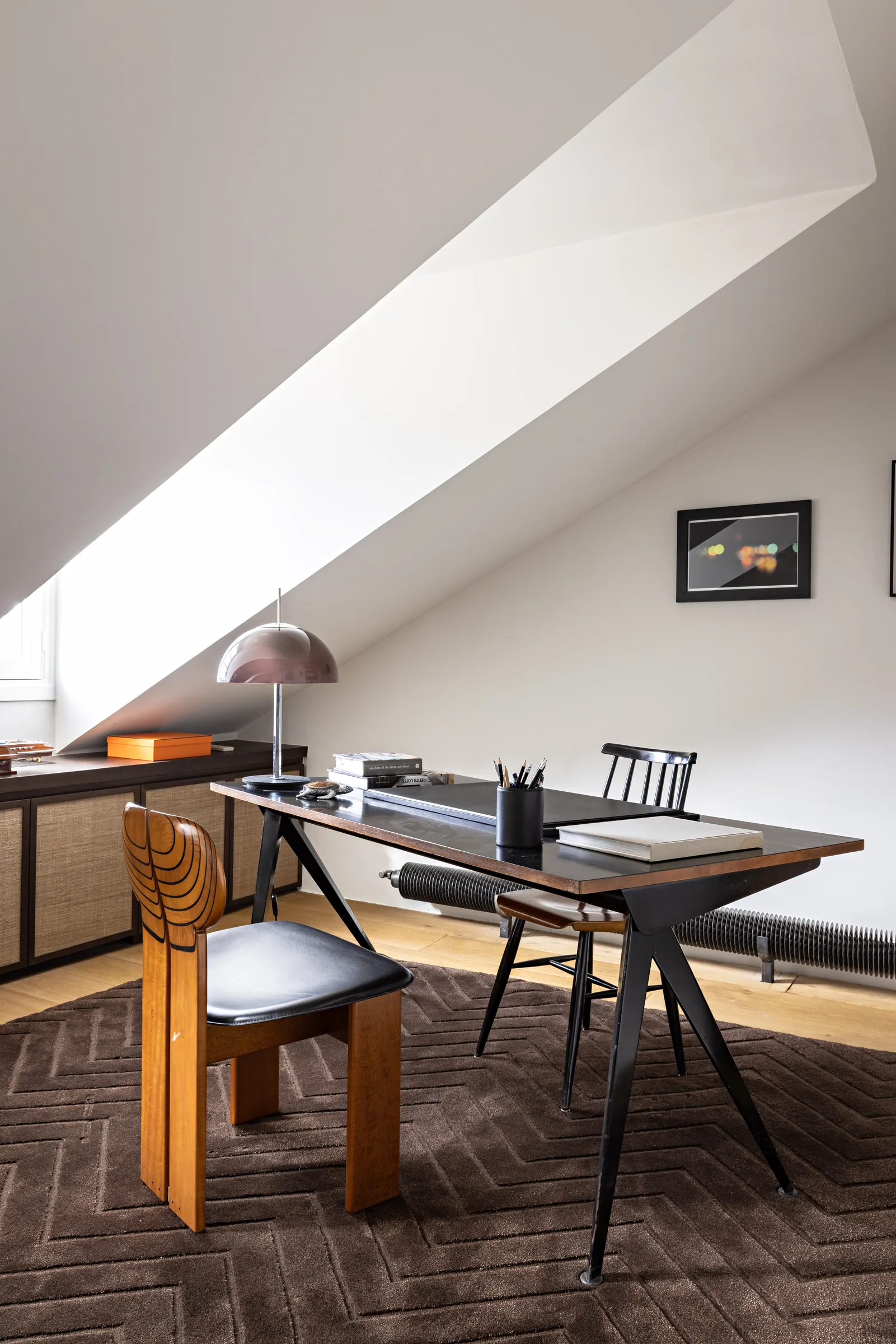 Bureau sous combles avec plafond mansardé et mobilier vintage, appartement haussmannien rénové Saint-Germain, Paris