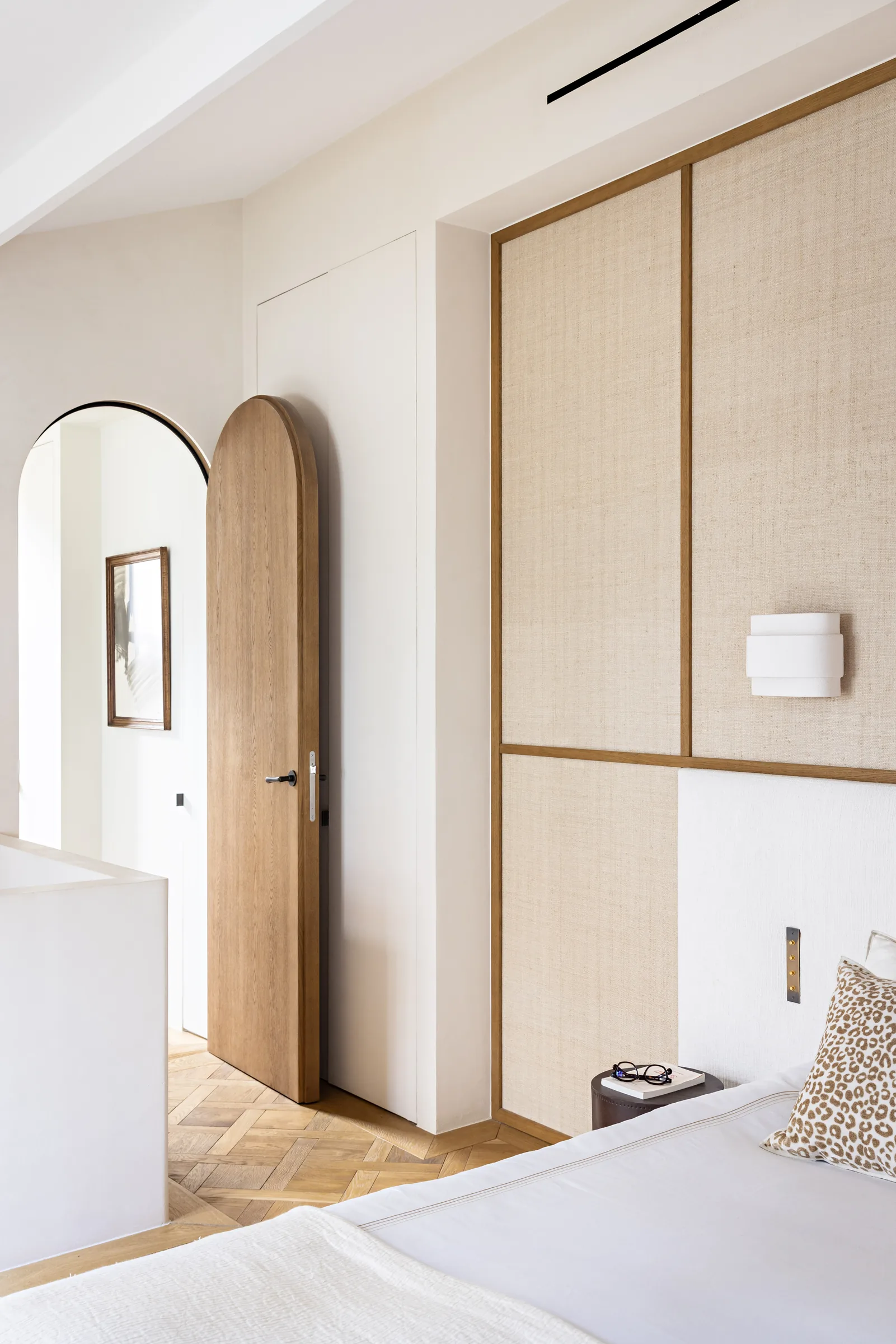 Chambre avec panneaux cannés et porte cintrée, architecture intérieure haut de gamme Saint-Germain, Paris