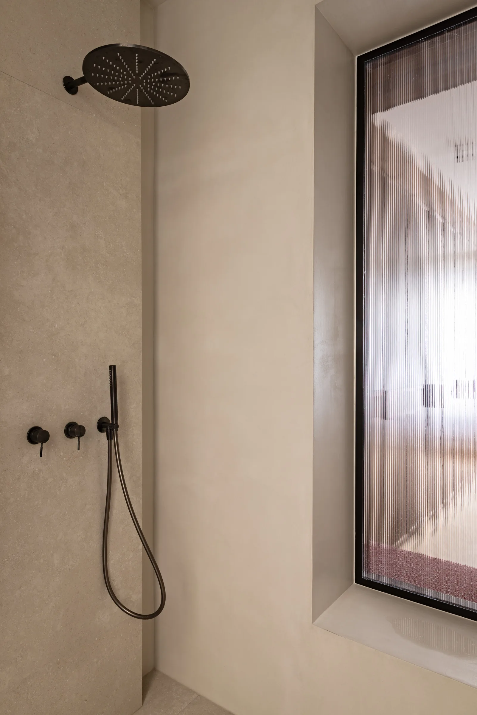 Douche à l'italienne avec robinetterie design, salle de bains d'un appartement haussmannien à Paris