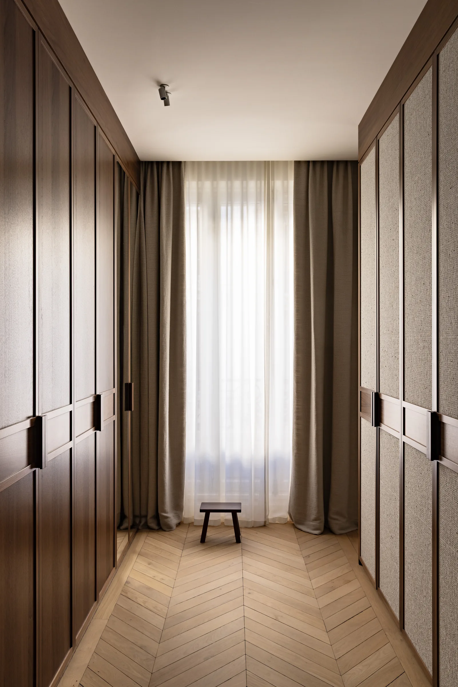 Dressing sur mesure avec penderies et rideaux, appartement haussmannien rénové à Paris par CETEG