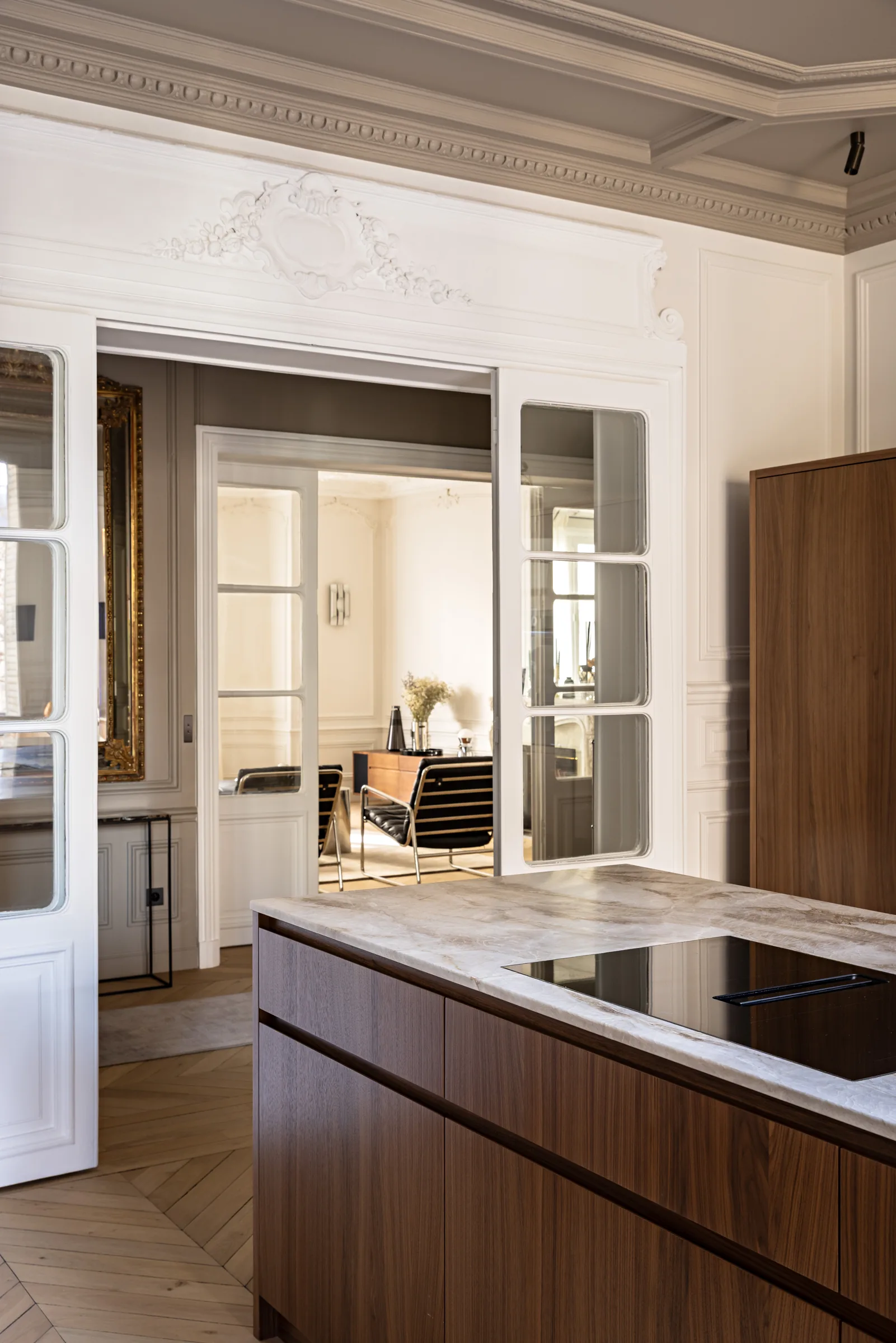Cuisine sur mesure en bois avec îlot central, rénovation d'appartement haussmannien à Paris par CETEG