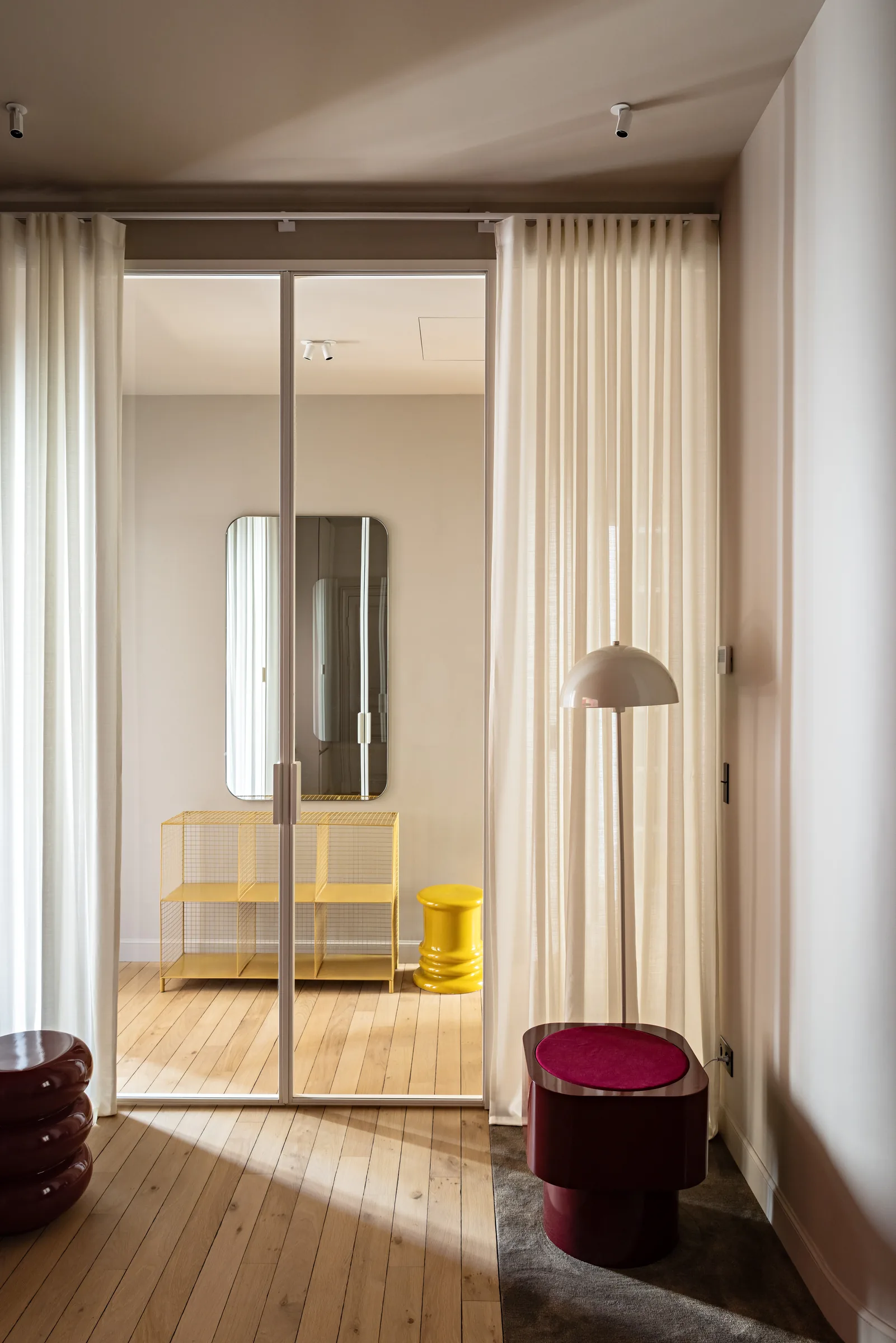 Chambre avec dressing vitré, rideaux et mobilier design, rénovation d'appartement haussmannien à Paris