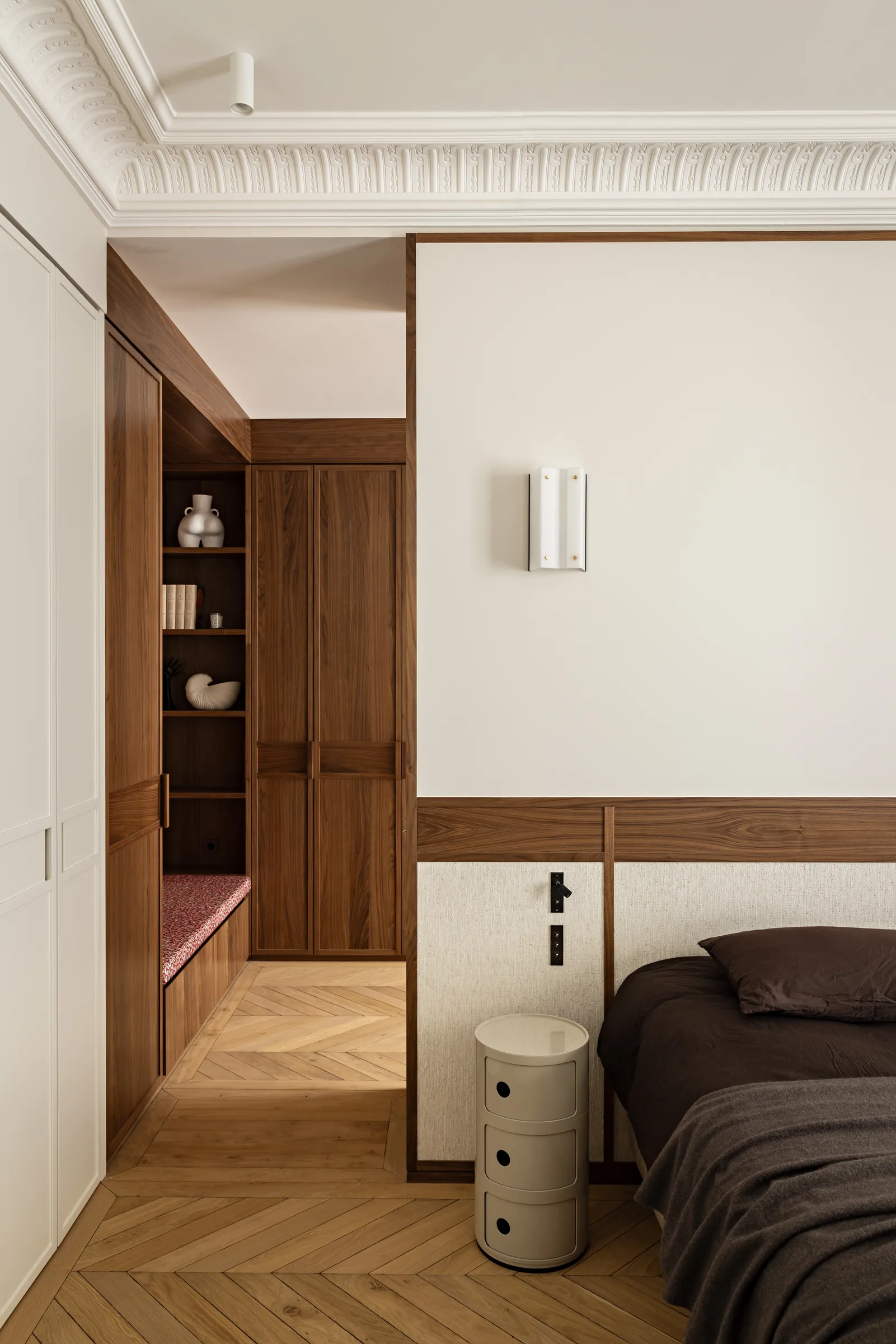 Chambre avec lit et boiseries sur mesure, rénovation d'appartement haussmannien à Paris