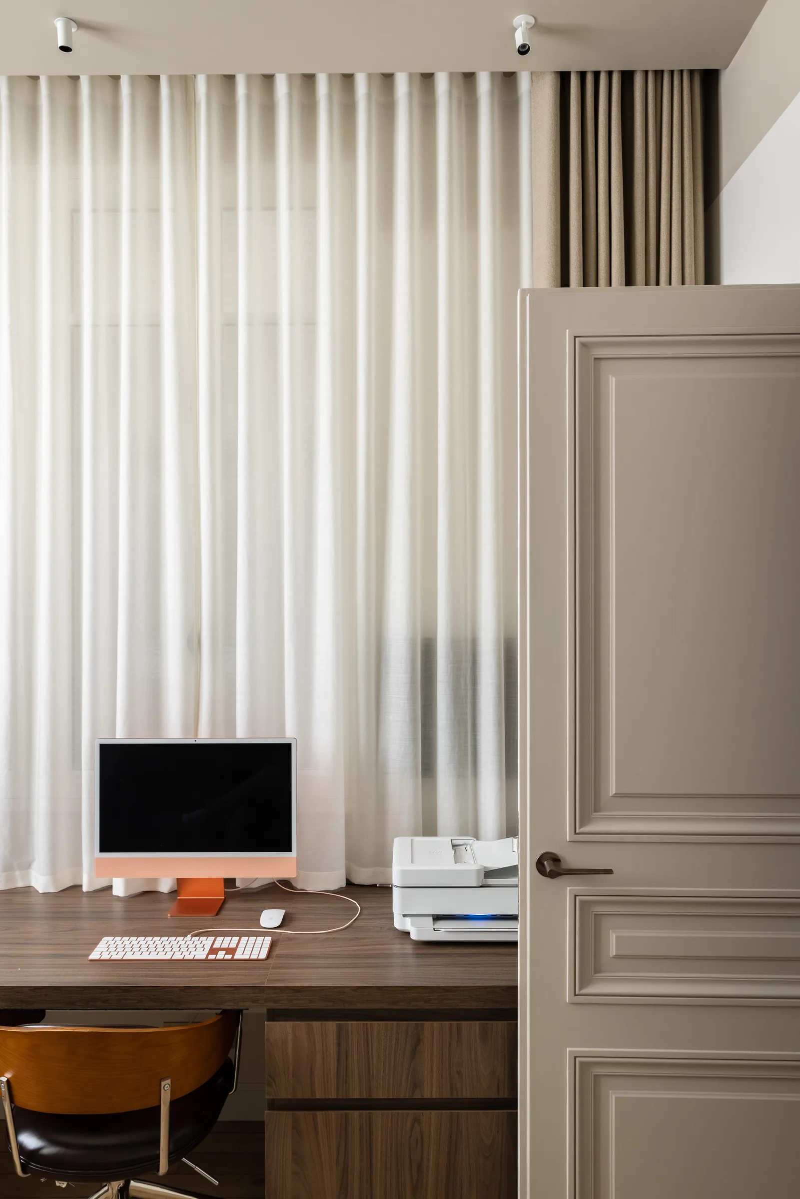 Bureau aménagé, rideaux et parquet, appartement haussmannien rénové à Paris par CETEG