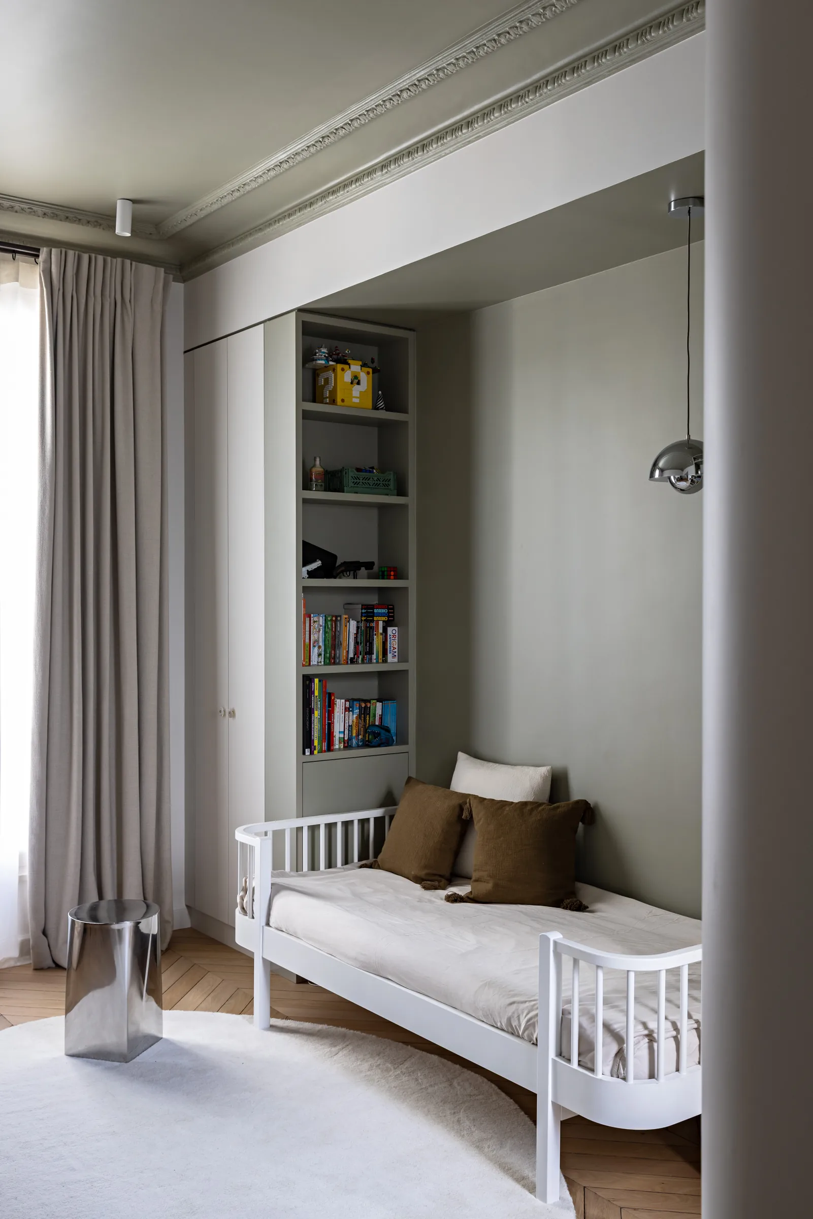 Chambre avec lit de repos et bibliothèque en niche, rénovation d'appartement haussmannien à Paris