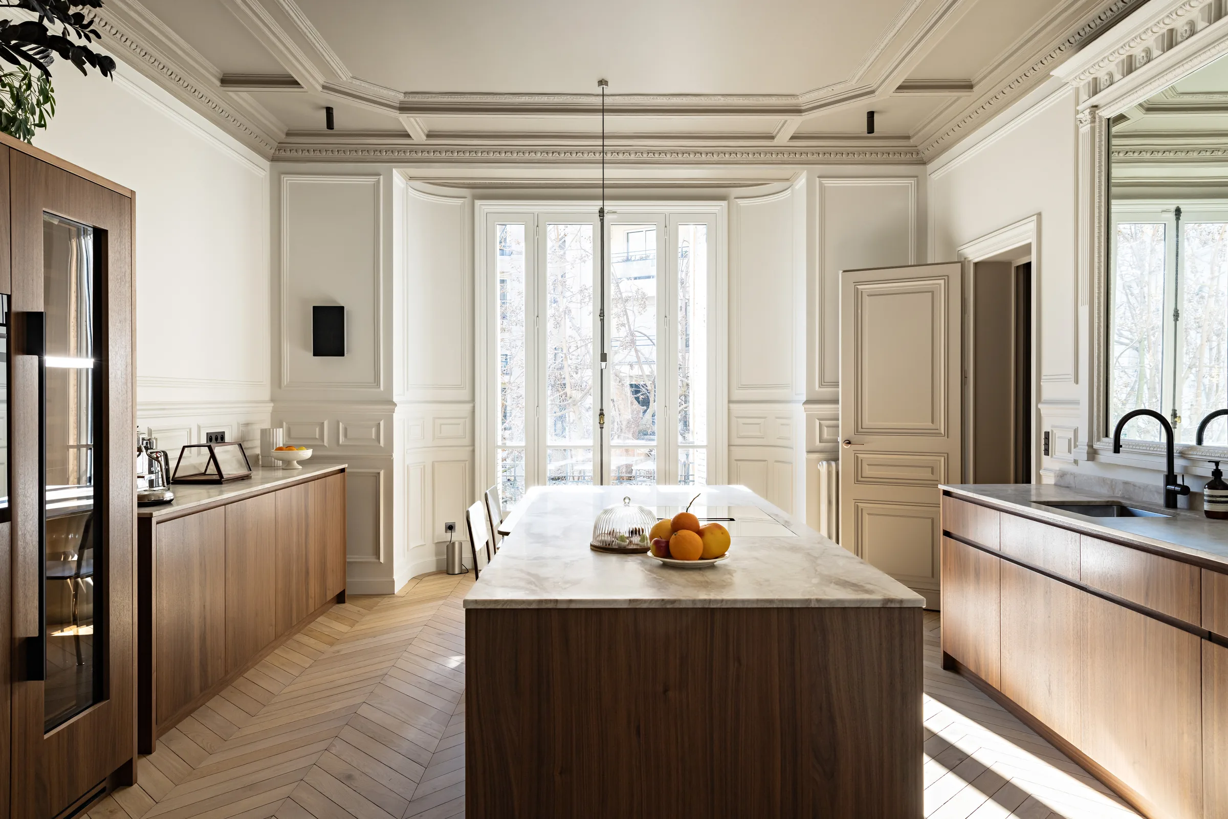 Cuisine ouverte avec grand îlot et plan de travail, appartement haussmannien rénové à Paris