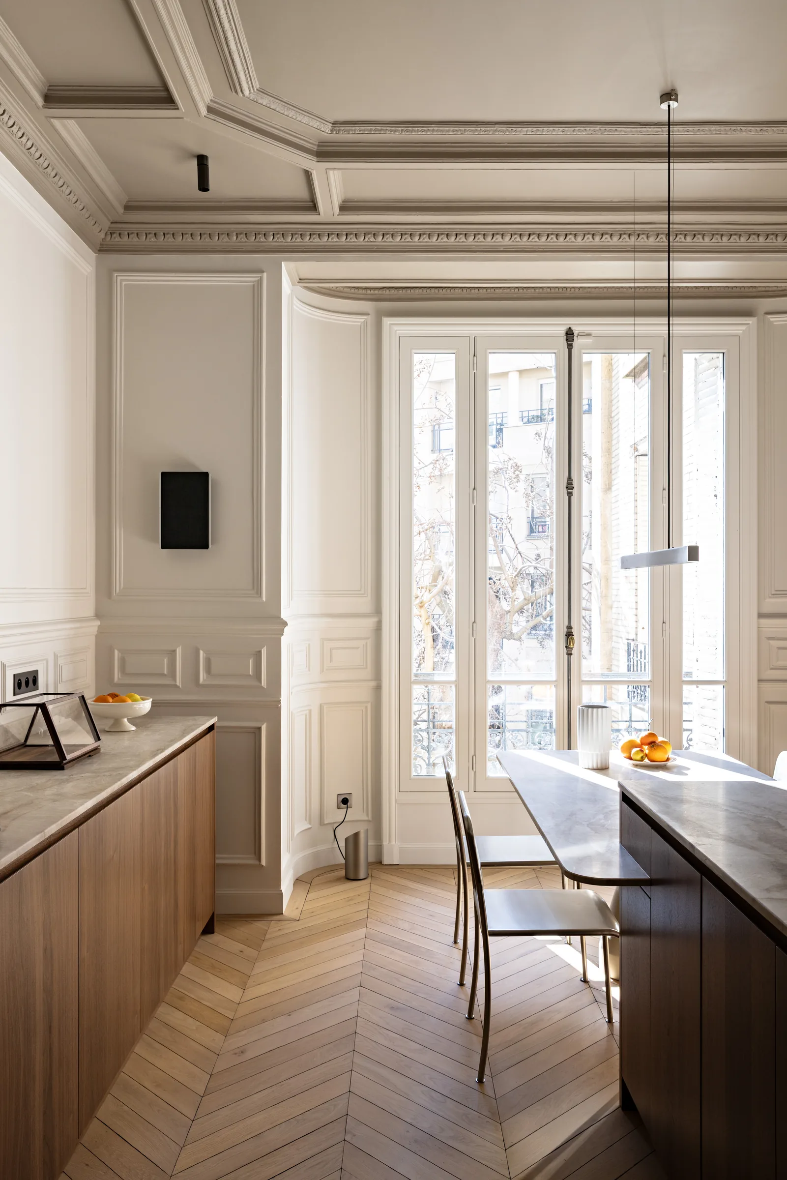 Cuisine en bois avec coin repas et parquet point de Hongrie, rénovation haut de gamme à Paris